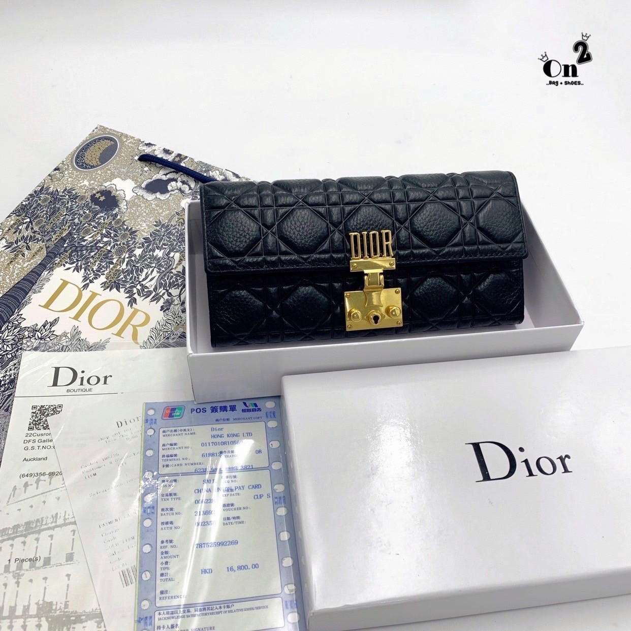 Dior Long Wallet กระเป๋าสตางค์ใบยาวทรงคลัช งานสวยหนังนิ่มมาก มาพร้อมอะไหล่สีทองหรูหรา ด้านในมี 3 ช่องใช้งาน งานจริงคือสวยมาก มาให้สาวๆเลือกใช้กัน 3 โทนสี ราคาดีย์มากกน้าาา