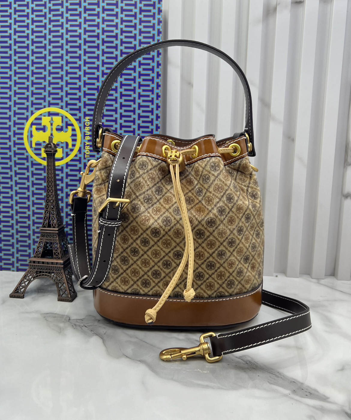 TOP ORI หนังแท้ | เกรดดีสุด TORY BURCH T Monogram Calf Hair Bucket Bag caramel brown colour-block panelled design ใหม่ล่าสุดได้สวยก่อนใคร กับกระเป๋าบัคเก็ตยอดฮิตดีไซน์ใหม่ แต่งโลโก้ด้วยขนเฟอร์สวยหรู โทนสีน้ำตาลขับผิว