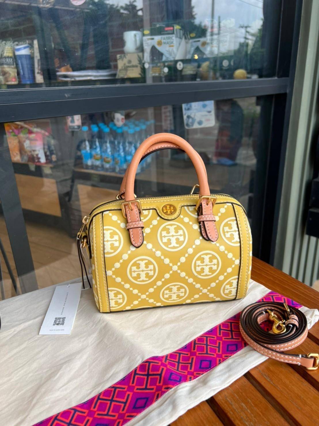 Tory Burch T-Monogram Mini Embossed Wine Bucket Bag / Tory Burch Mini Bucket กระเป๋าถือหรือสะพายไหล่ ทรงหมอนขนาดเล็ก ประดับด้วยลวดลายอันเป็นสัญลักษณ์ของแบรนด์ ถูกประดิษขึ้นด้วยความพิถีพิถันวัสดุหนังอย่างดี ด้านในบุด้วยหนังไมโครซูแอคเนื้อนุ่มทำความสะอาดง่า