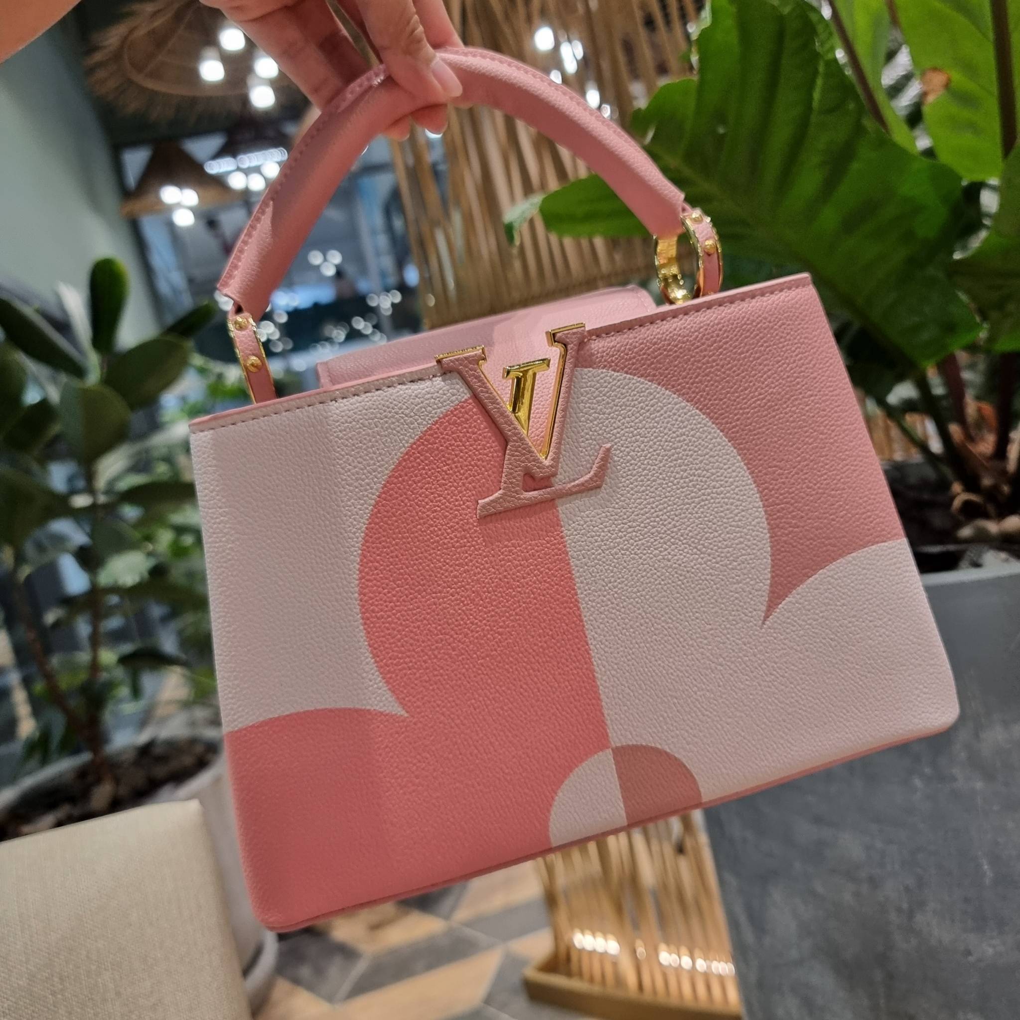 LV capucines top handle ที่สุดของความสวยในราคาเบาๆ กระเป๋าถือสุดหรู ดีไซน์ทรงคลาสสิค พร้อมลวดลายหรูหรา มาพร้อมหูจับในตัว ด้วยรูปทรงวินเทจและวัสดุหนังลูกวัว สัมผัสดี ขับผิว ทำให้ไอเท็มนี้สะกดทุกสายตาจริงๆ และยังมีลูกเล่นที่ฝาปิดกระเป๋า ที่สามารถปิด หรือสอด