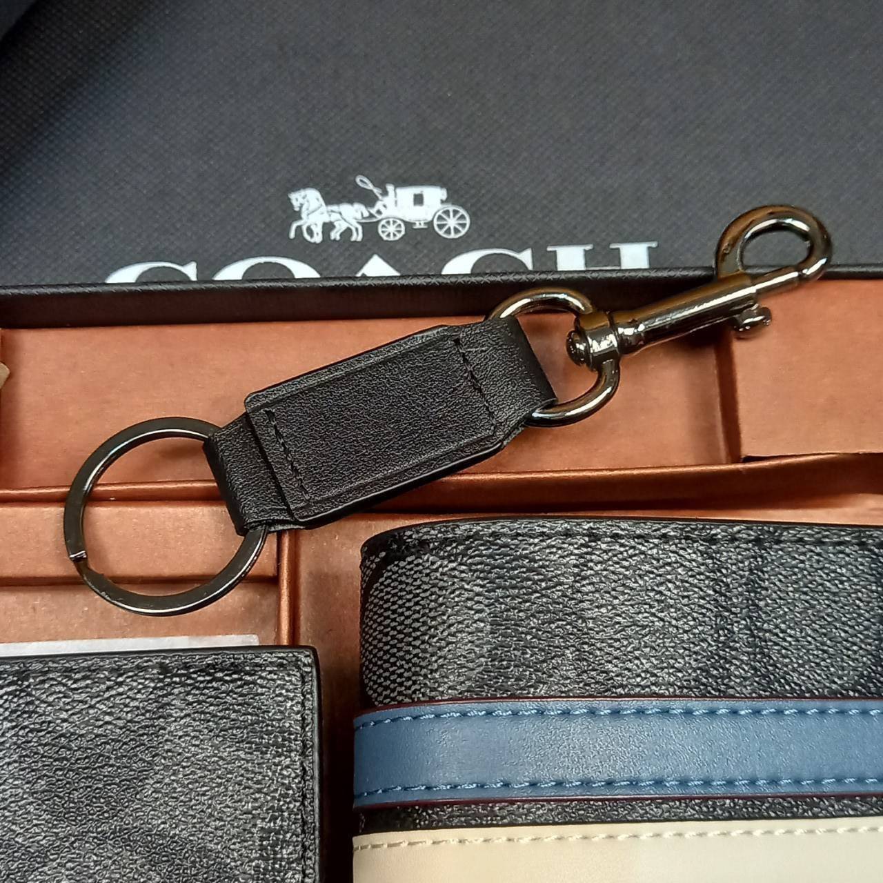 COACH 3-IN-1 WALLET IN SIGNATURE CANVAS WITH VARSITY STRIPE WITH KEY FOB LIMITED BOX(COACH F26072)🍁กระเป๋าสตางค์ มี ID ใบลูก สำหรับใส่บัตรแยก มีพวงกุญแจ ใช้แล้วดูหล่อสุดๆ🔸️**จะใช้เอง หรือเป็นของขวัญให้คนสำคัญ ก็ตอบโจทย์มากๆ **รับประกันว่า 