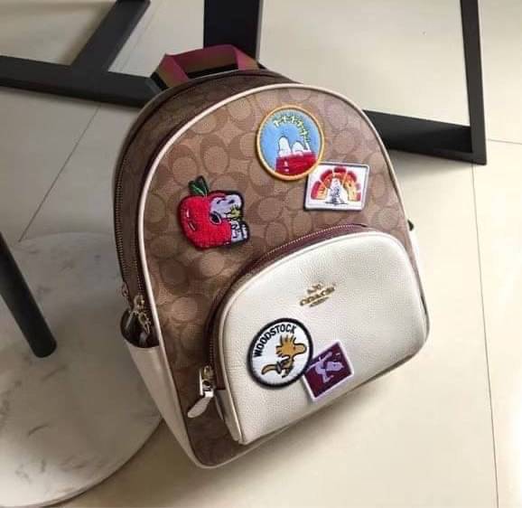 Coach X Peanuts Court Backpack In Signature Canvas With Varsity Patches เป้รุ่นลิมิเต็ดสุดหายาก!! คิ้วท์ๆ น่ารักน่าใช้มากๆ ด้วยดีไซน์ที่โดดเด่น 🎒💓 วัสดุหนังแคนวาสคุณภาพดี มีช่องซิปแยกให้หลายช่อง สายสะพายปรับได้ตามถนัด รุ่นนี้ขับผิวดีมากๆ ถ