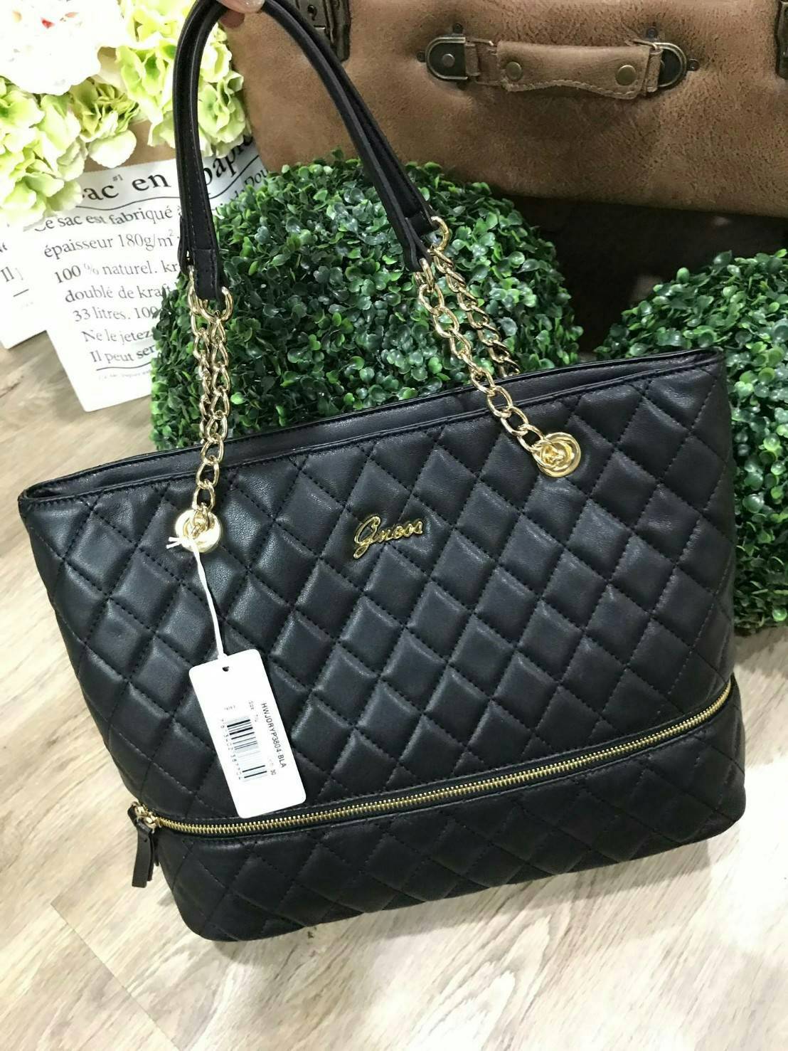 GUESS WOMEN’S SHOPPER BAG WITH ZIPS (SIZE L) กระเป๋าสะพายรุ่นใหม่ล่าสุดจาก GUESS FACTORY ลายตารางข้าวหลามตัดหนังนิ่มสวยอยู่ทรงไม่ย้วยขนาดใหญ่กำลังดี ด้านหน้าประดับโลโก้ พร้อมแต่งซิปดูมีดีเทล หูหิ้วสะพายไหล่โซ่ต่อหนังเเข็งแรงรับน้ำหนักได้เยอะ เปิดปิดด้วยซิ