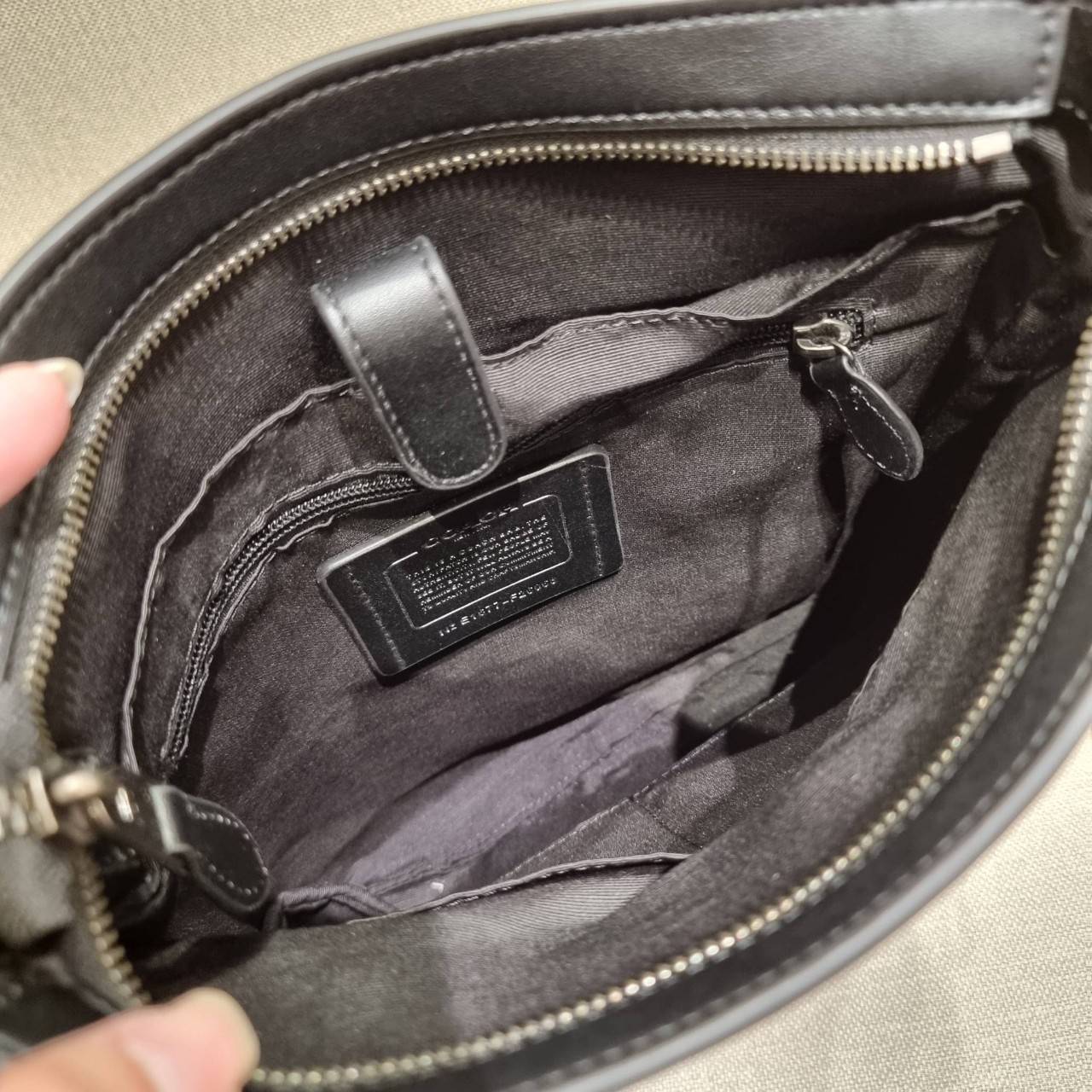 COACH F26068 CHARLES CROSSBODY IN SIGNATURE CANVAS WITH VARSITY STRIPE อีกหนึ่งรุ่นสุดฮิตเอาใจหนุ่มๆ กับดีไซน์แถบสีโดดเด่น กระเป๋าสะพายข้างทรงคลาสสิค ขายดี ไอเท็มทีเด็ด วัสดุหนังแคนวาสเคลือบลายสลับหนังแท้ เปิด-ปิดด้วยซิป และมีช่องแยกแบ่งสัดส่วนด้านหน้ากระ