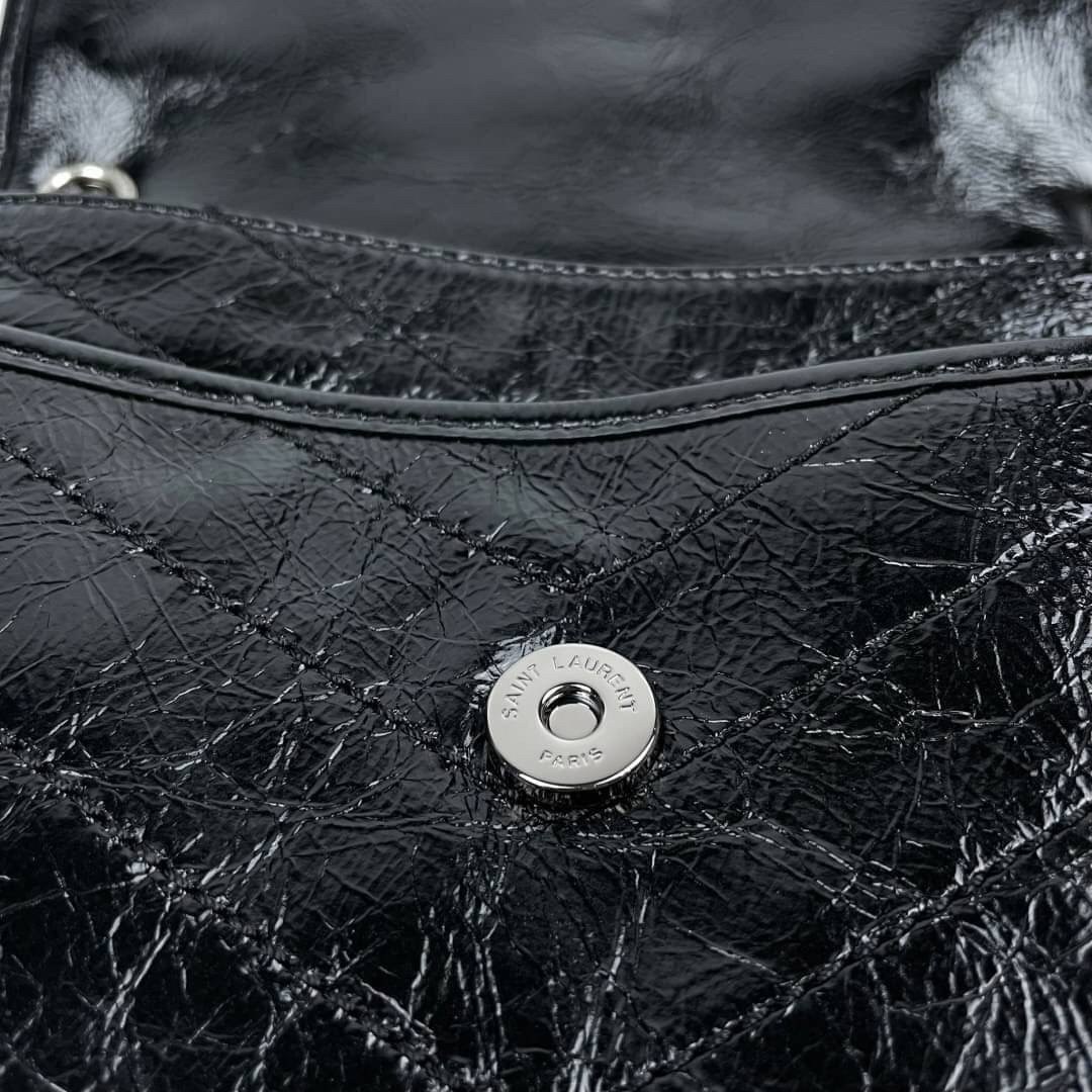 Saint Laurent Niki shoulder bag กระเป๋าสะพายรุ่นโดดเด่นด้วยโครงสร้างทำจากหนังวัว หนังมันเงา นิ่ม งานสวยมากๆ ค่ะ ด้านหน้าประดับโลโก้แบรนด์ และมีช่องสำหรับเก็บของที่หยิบใช้บ่อย ตอบโจทย์การใช้ชีวิตระหว่างวันได้ดีมากๆ สายสพายดีไซน์ได้หลายรูปแบบ แมทกับการแต่งต