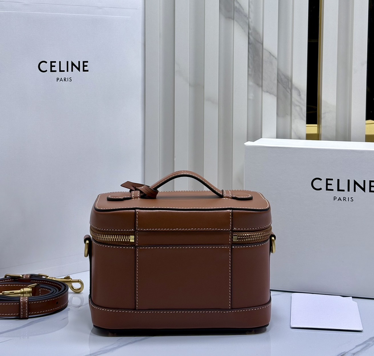 ORI หนังแท้ | CELINE VANITY BAG พลาดไม่ได้เลยกับคอลสุดคิ้ว กับกระเป๋าถือ/สะพายได้ทรงกล่อง ใช้สะพายได้ทุกวันอย่างคล่องตัวดีไซน์ใหม่สวยลาสสิค