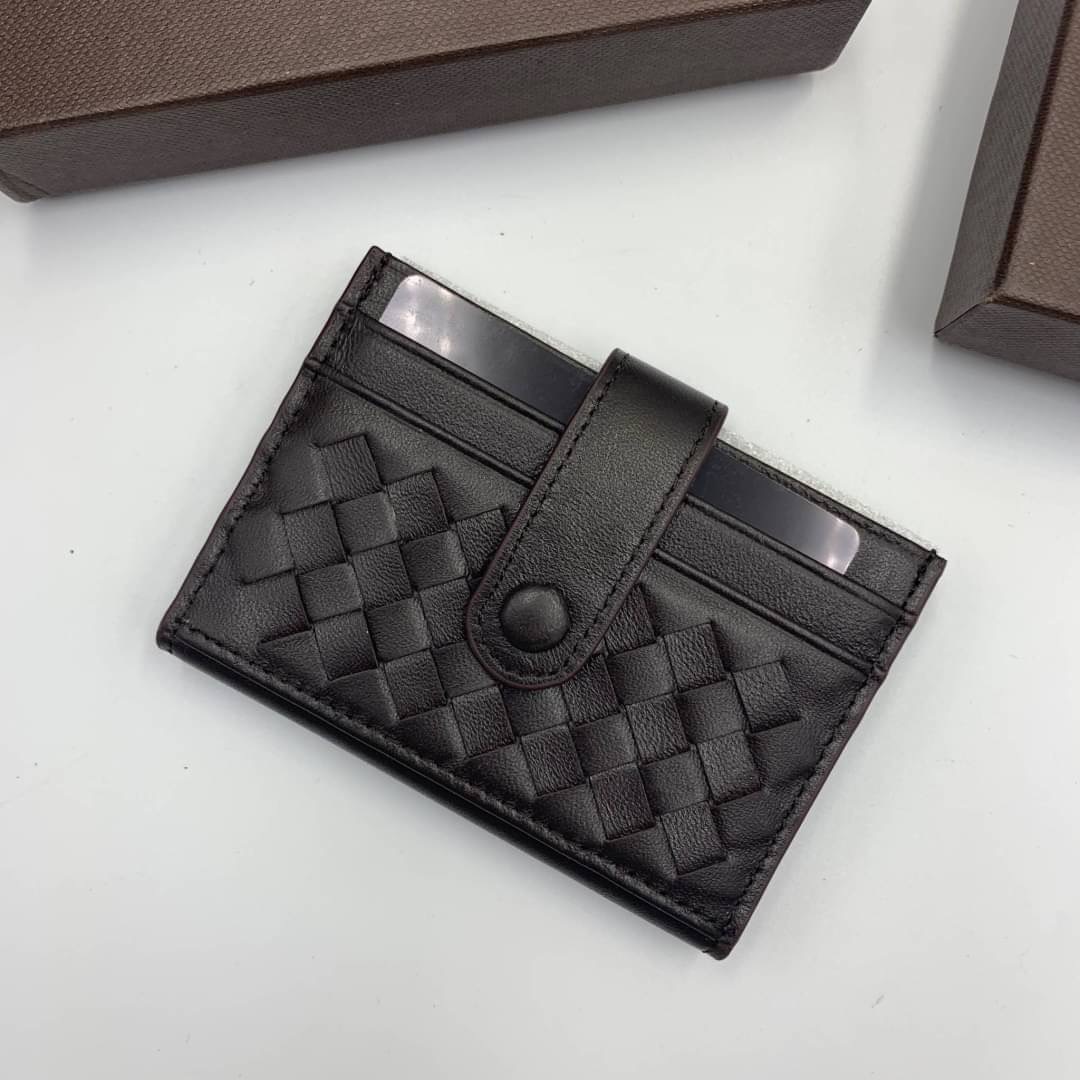 หนังแท้ BOTTEGA VENETA CARD HOLDER BI-FOLD / BV Card Holder พร้อมส่งที่ไทย กระเป๋าใส่บัตร 2 พับ รุ่นคลาสสิกที่หยิบมาใช้งานได้บ่อยที่สุด งานหนังลูกวัวแท้ทั้งใบ ใช้ทนทานได้นาน ใช้ทนทานได้นานภาพสินค้าถ่ายจากงานขายจริง ใช้งานต่างประเทศได้ค่ะ