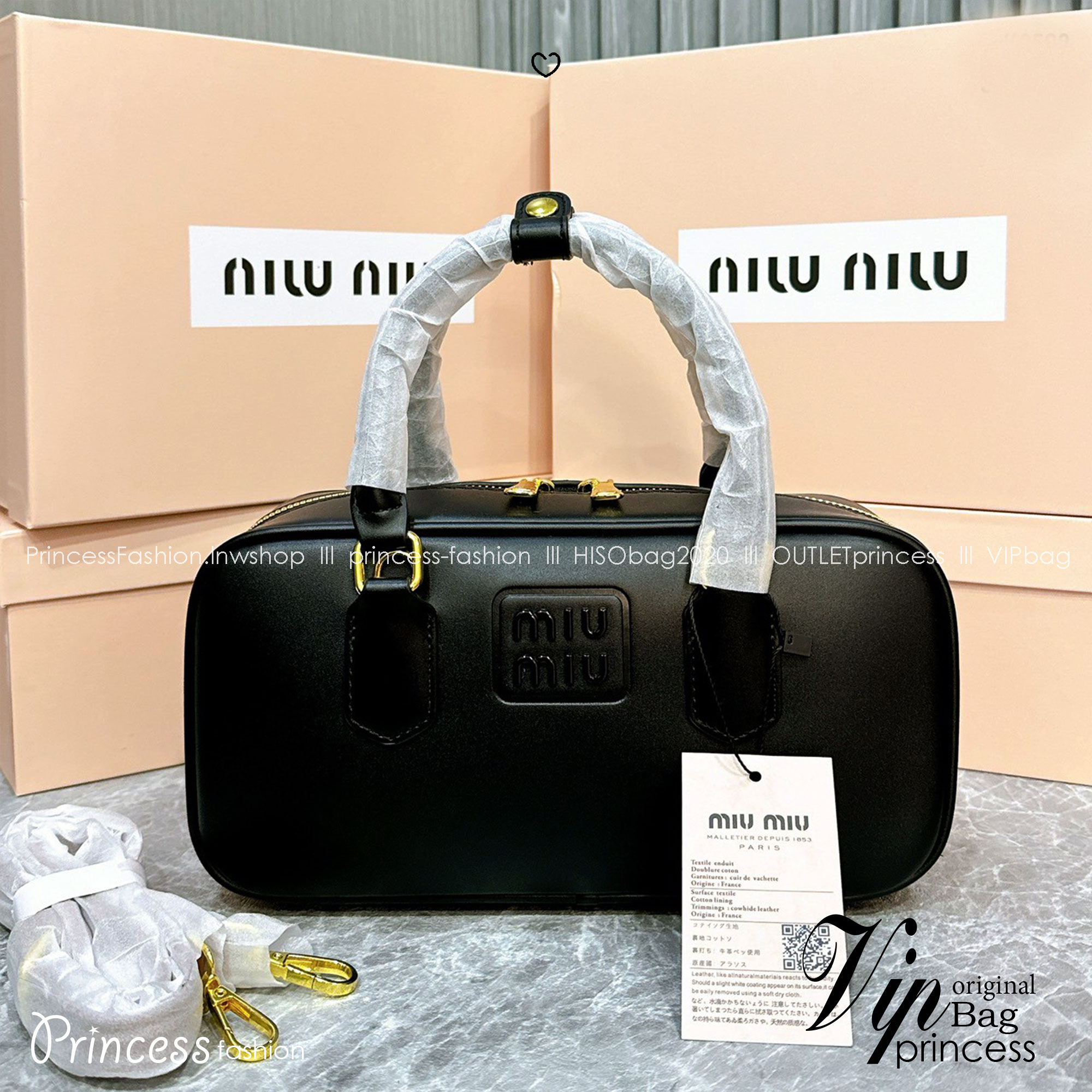 MIU MIU Arcadia leather bag กระเป๋าถือ/สะพายสุดชิคมากในตอนนี้ ดีไซน์เรียบแต่มากมีอยู่จริง สวยดูแพง แมทชุดได้ง่ายสุด มินิมอลมินิใจ หูจับในตัวง่ายและสะดวกพกพา มาพร้อมสายสะพายข้างให้อีก