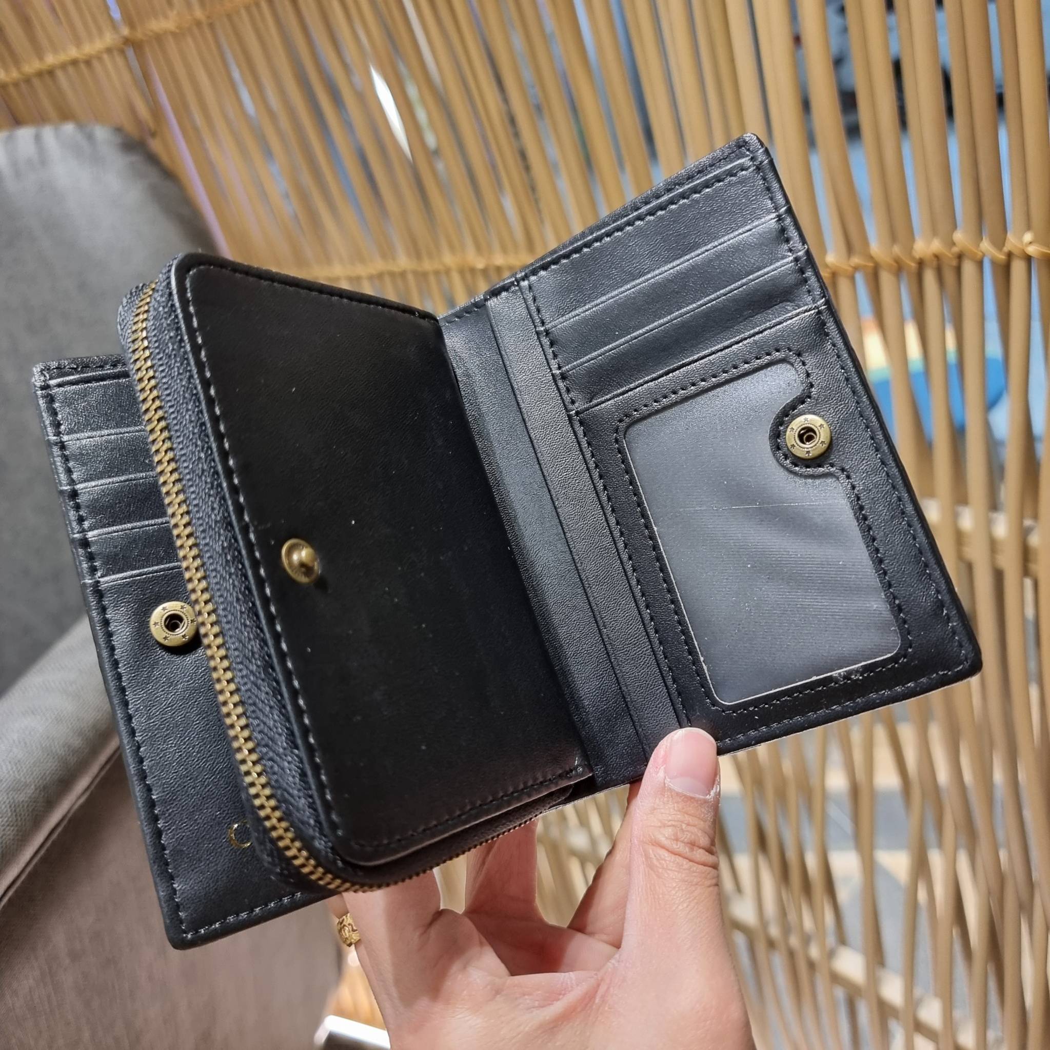 VIP 】CD MULTI WALLET WITH GWP กระเป๋าสตางค์ขนาดเหมาะมือ พรีเมี่ยมกิ๊ฟจากเคาน์เตอร์ ดีไซน์แปลกใหม่ ไม่ซ้ำใคร สลับเปิดได้ 2 ฝั่ง ตรงกลางเป็นช่องซิป วัสดุผ้าแคนวาสปักลาย สลับหนังแท้ภายใน ภายในมีช่องใส่บัตร ใส่ธนบัตรได้ สะดวกใช้มากๆ มาพร้อม box set ในราคาที่ถ