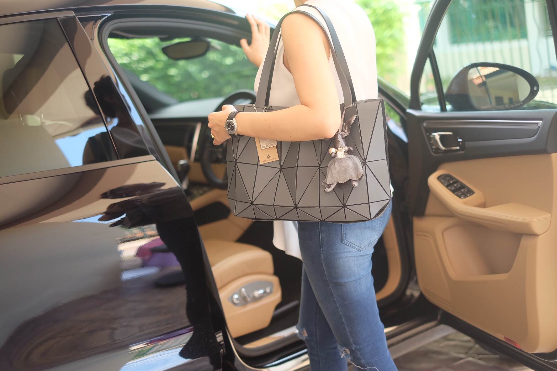 ห้ามพลาดเลยค่า ได้ สีใหม่ ลายใหม่ Metallic Grey 💕ทรงสุดฮิตจากแบรนด์ David Jones ใบนี้ มาพร้อมกับน้องกระต่ายสีเข้า set กับกระเป๋าคะ กระเป๋า ทรง Tote ตัวกระเป๋าเย็บติด ด้วยแผ่นอคิลิค สุดหรู ดีไซน์เกร๋ จุดเด่นที่ น้ำหนักเบา สามารถ ถือ หรือ สะพายไหล่ไ