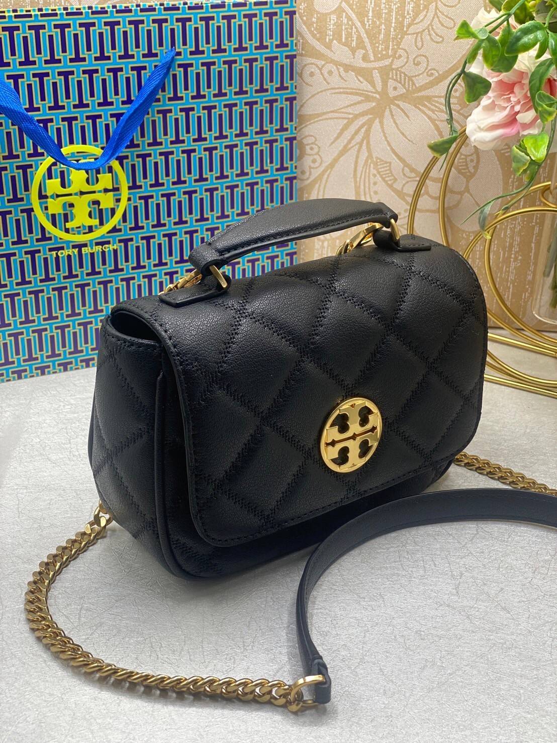 Tory Burch Willa Mini Top Handle Bag พร้อมส่งที่ไทย ใบจริงคือสวยสุดดไปเลยค่าา! กระเป๋าสะพายข้างหรือหิ้วก็เก๋ไปอีกเลยค่ะ! หนังอย่างดี ลายนวมนิ่มมือดีมากค่ะ ด้านหน้ามีอะไหล่โลโก้แบรนด์