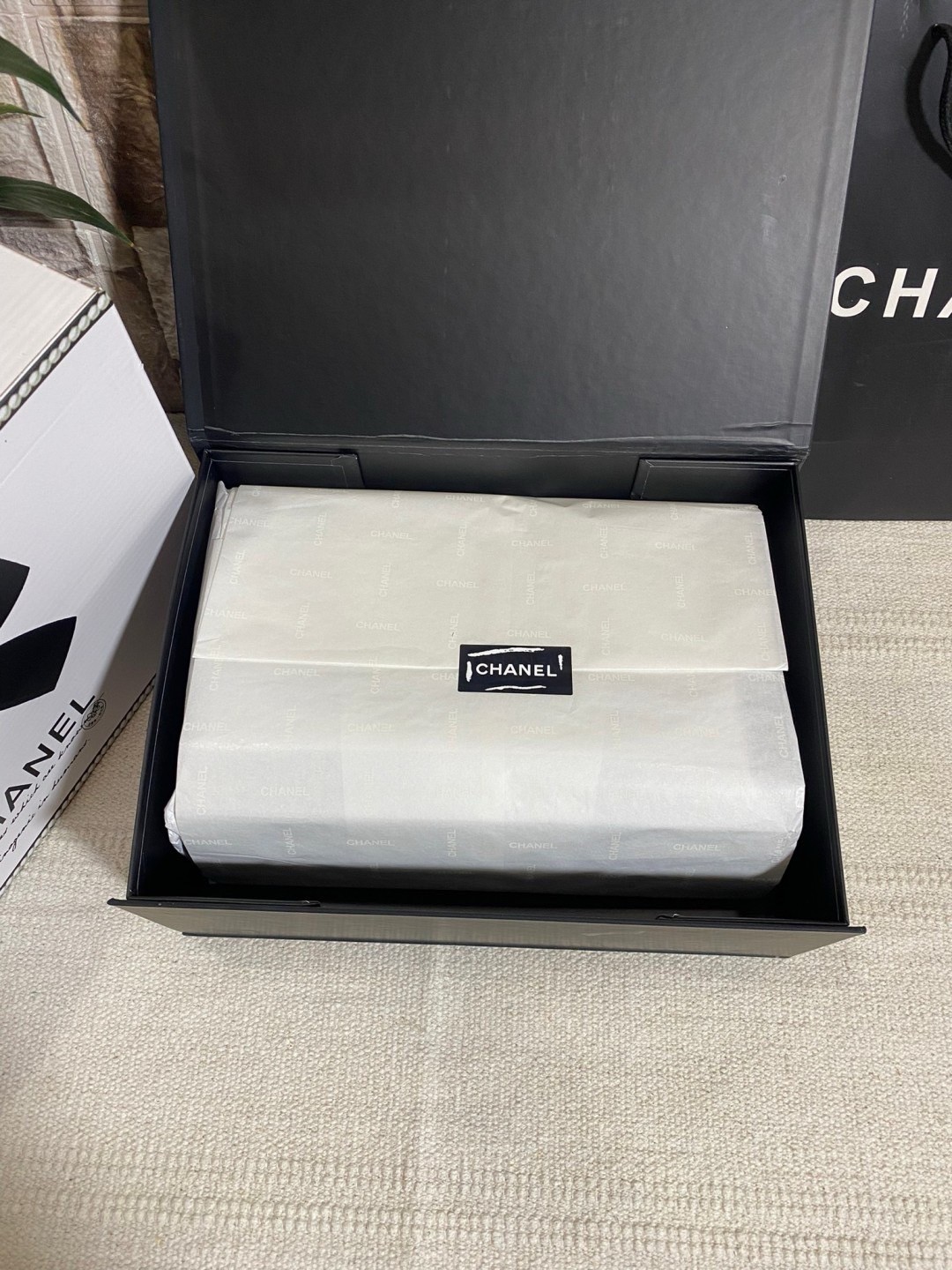 CHANEL Classic Medium Flap Bag กระเป๋าสะพายคลาสสิกรุ่นยอดนิยมตลอดกาล ดีไซน์เรียบหรูหราขับผิว งานหนังแท้สวยมาก มีอะไหล่เงินและทอง สุดยอดเดอะเบสท์ไอเท็ม