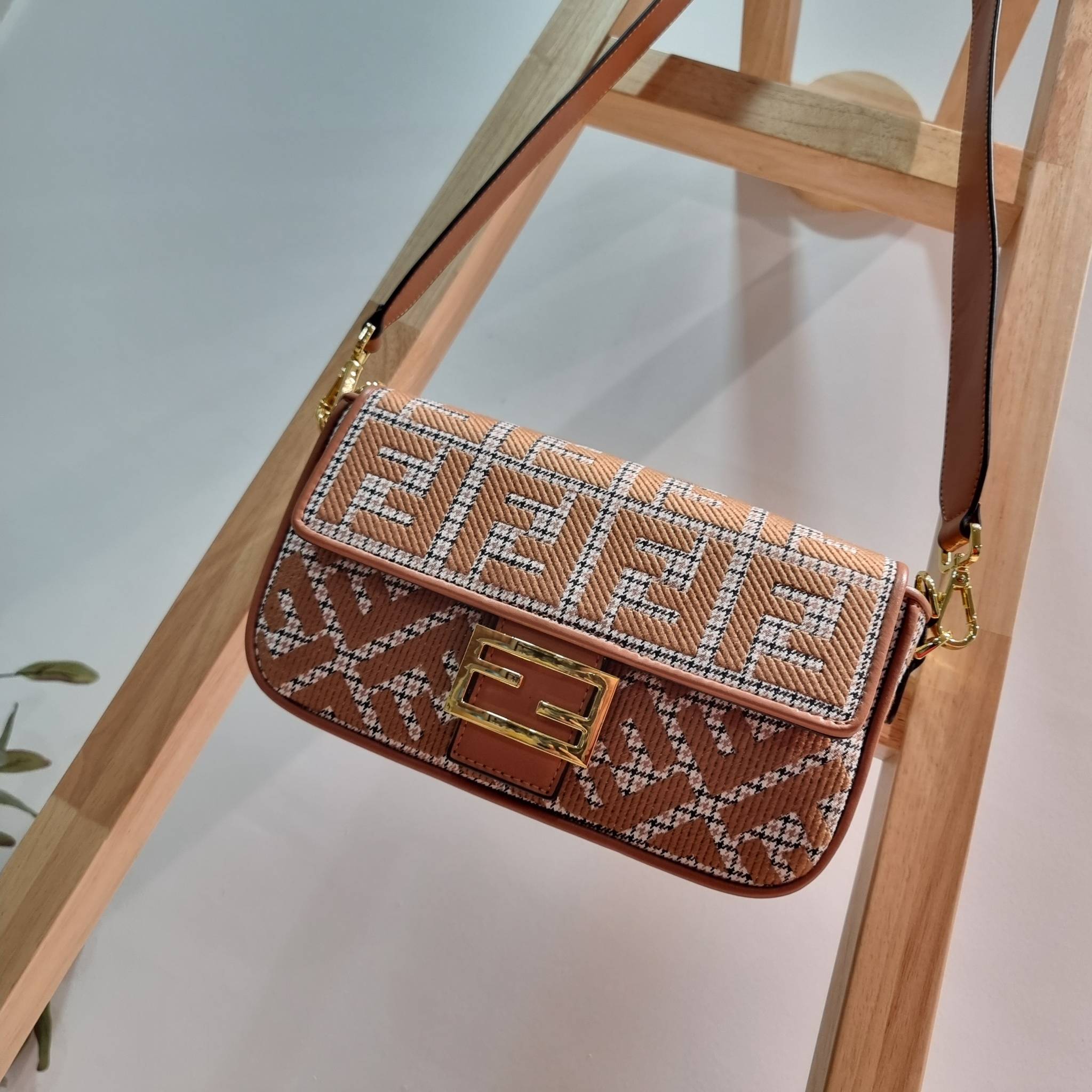 FENDI BAGUETTE MONOGRAM PRINT SHOULDER BAG / FENDI Baguette Brown houndstooth wool bag with FF embroidery อีกหนึ่งรุ่นใหม่ ปังไม่ไหวจ้าแม่!! กระเป๋าสะพายทรงแบคเกตต์ ดีไซน์ลวดลายรอบใบ มี texture โดดเด่นน่าใช้ ดูหรูและคลาสสิค