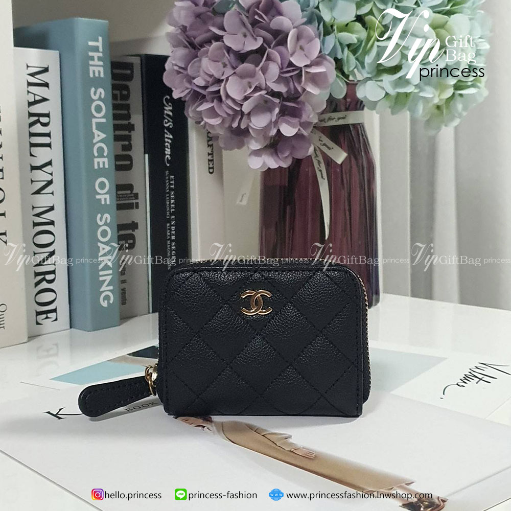 พร้อมส่งที่ไทยแล้วค่ะ♡♡ กับ กระเป๋าสตางค์ใบสั้น แนะนำรุ่นนี้คะ งานพรีเมี่ยมกิ้ฟท์จากเค้าเตอร์ต่างประเทศ **ทรงมินิน่ารักกก หนังสัมผัสลายด้าน จากแบรนด์ CHANEL (GWP) ด้านหน้ามีโลโก้แบรนด์ CC สีทองหรู **อะไหล่สีทองทั้งใบ เปิดปิดด้วยซิปมีที่จับหน