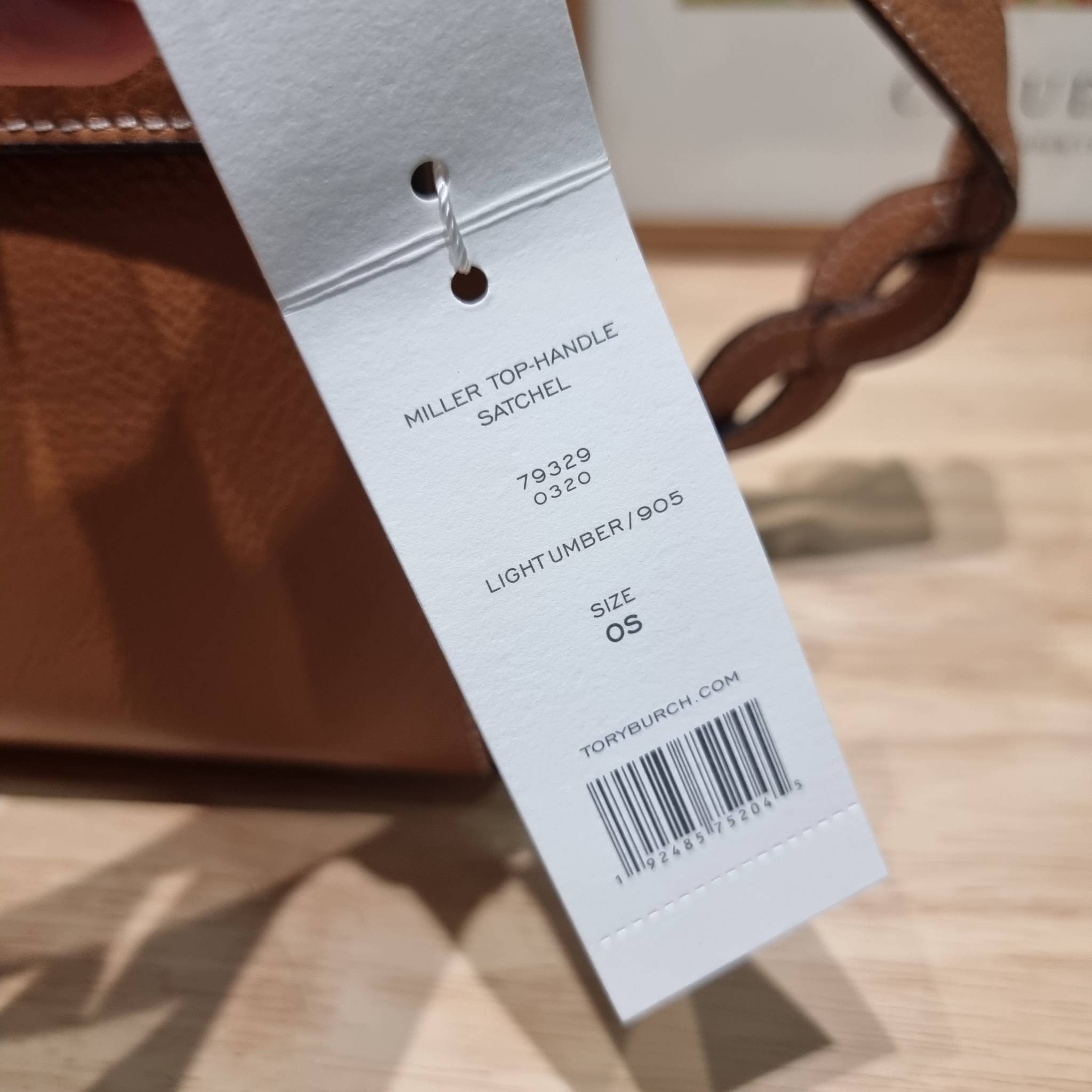 TORY BURCH MILLER TOP HANDLE SATCHEL ใหม่ล่าสุด กับกระเป๋าสะพายรุ่นยอดนิยม ที่มาในดีไซน์ top handle ให้สะดวกใช้ได้มากขึ้นด้วยหูจับในตัว โดดเด่นด้วยโลโก้สีทอง