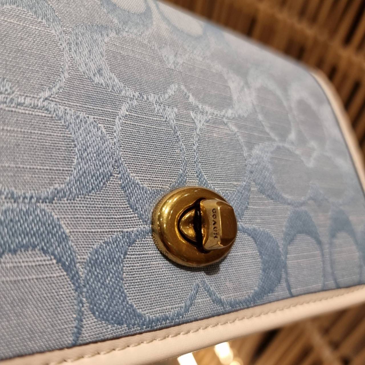 COACH C3824 FOLDOVER CROSSBODY CLUTCH IN SIGNATURE JACQUARD คลัทช์เก๋ๆที่สาวๆตามหา 2IN1 ไปอีกหนึ่ง!! กระเป๋าสะพายทรงคลัชท์ ใช้งานได้ถึง 2 แบบ จะพกเดี่ยวๆแทนกระเป๋าสตางค์ หรือคล้องสายสะพายข้าง สะพายชิคๆคูลๆ ก็ได้อีก มันดีงามมากทุกสี เพราะความละมุนของผ้า ja