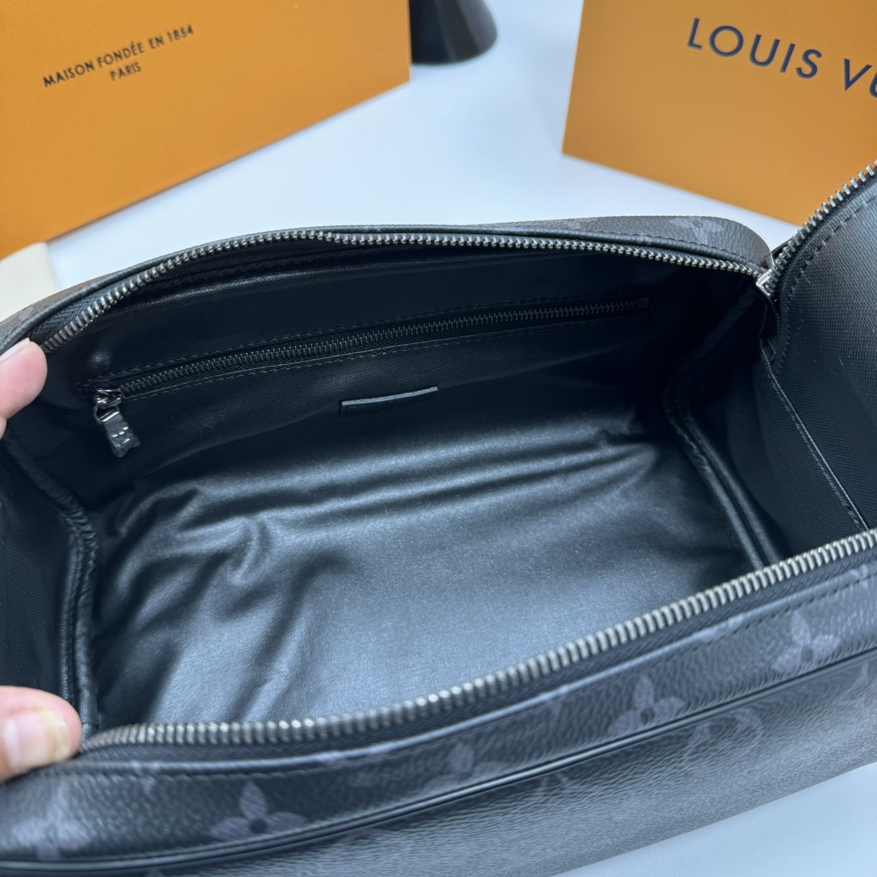 LV Clutch LV Dopp Kit Toilet Pouch Monogram / Damier Graphite Canvas กระเป๋าถือทรงพอชหรือคลัช เกรดออริ ท็อป 1:1 เกรดดีสุด แคนวาสแท้สวย ใช้งานต่างประเทศได้