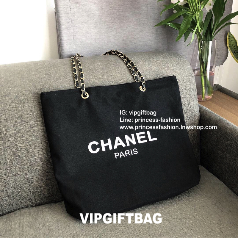 พรีเมี่ยมกิ๊ฟแท้ 100% 🎈กระเป๋า Chanel Canvas Shopping Bag (Gold Chain) กระเป๋าจากแบรนด์ chanel มาอีกแล้วค่า รุ่นนี้ทรงใหญ่จุของได้เยอะมากค่ะ ผ้าแคสวาสทอหนา ตรงอะไหล่ปั๊มโลโก้อย่างดี เป็นทรงกระดุมแม่เหล็กค่ะ ถือแล้วได้ลุคคุณหนูมว๊ากกกกก แนะนำเลยค่า
