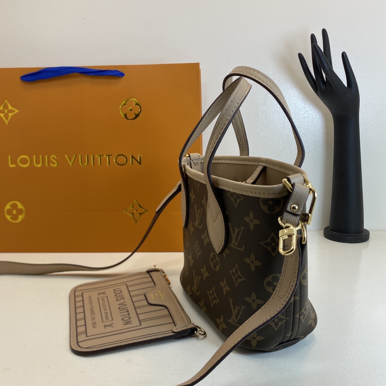 LV Neverfull Bandoulière Inside Out BB Bag กระเป๋าทรงโท้ทไซส์เล็ก พร้อมใบลูกพิมพ์ลายแบรนด์สุดไอคอนิก ดีไซน์ใช้งานได้ทั้งสองด้าน ด้านหนึ่งรังสรรค์จาก Monogram แคนวาสเป็นเอกลักษณ์
