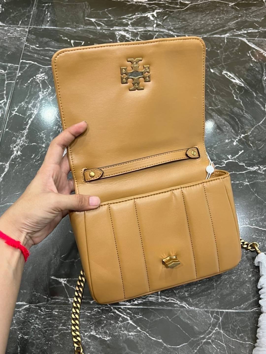 Tory Burch Our Kira shoulder bag with beveled turn-lock hardware พร้อมเสิร์ฟสีคลาสสิค กระเป๋าถือ/สะพาย ทรงสวย สะพายคล่องตัว ดีไซน์เส้นคมสวยหรู สัมผัสดีงาม นิ่มมือ เปิด-ปิดด้วยอะไหล่บิดล็อค ภายในเป็นช่องโล่ง สะพายไปไหนก็สะดวก แนะนำสวยก่อนใครได้ที่นี่ จัดไป