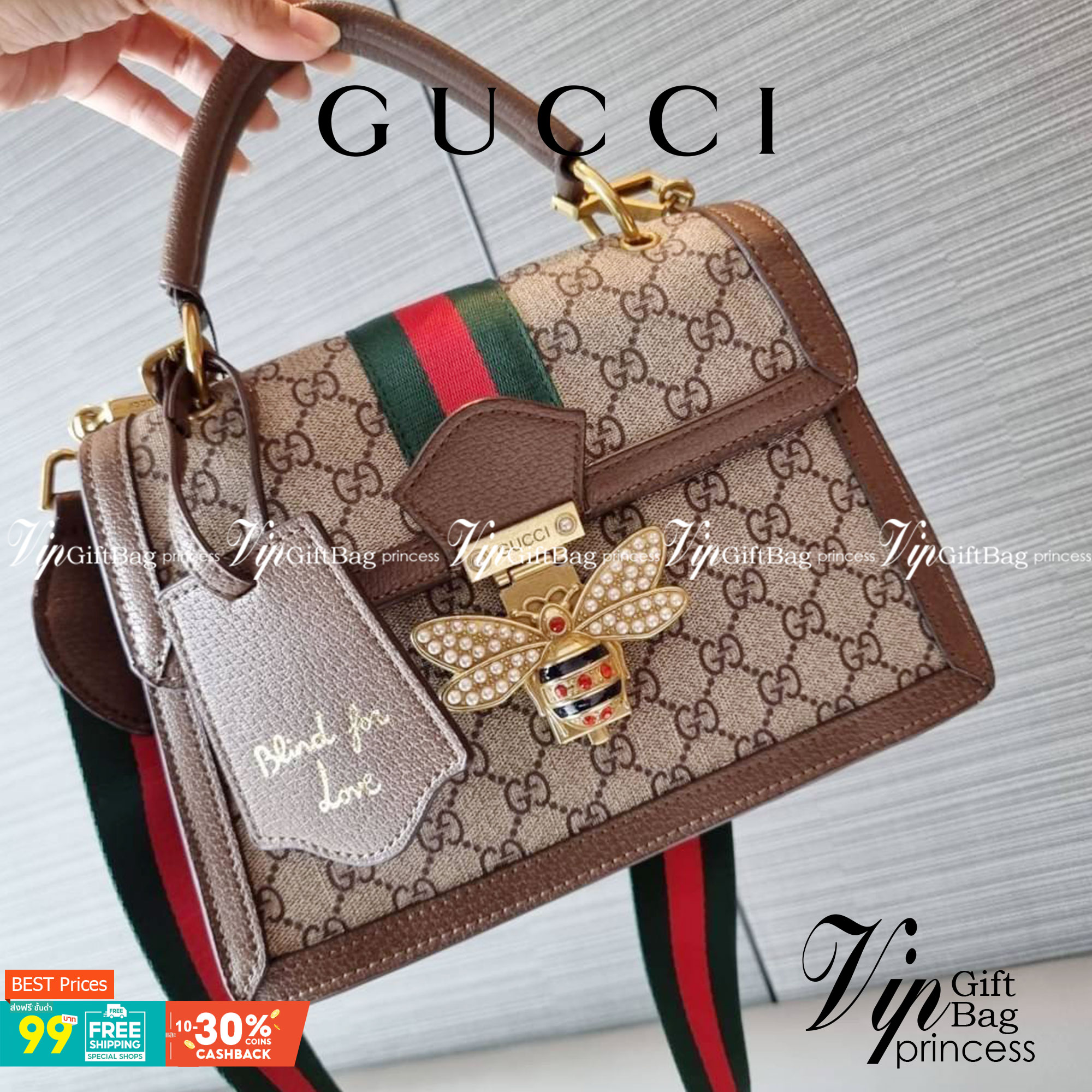VIP 】กลับมาแล้วจ้า อีกรุ่นพรีเมี่ยมกิ๊ฟสุดฮิต!! หรู ดูผู้ดี!! GC CROSSBODY STRAP BAG WITH GWP กระเป๋าสะพายข้าง ดีไซน์สวย โดดเด่นไม่ซ้ำใคร วัสดุหนังแคนวาส เปิด-ปิดด้วยตัวกดล็อครูปผึ้ง (ผึ้ง) น่ารักมากๆ!! แถมฟรี!! แท็กพวงหนังห้อยเก๋ๆ ภายในกระเป๋าเป็นช่องโล่