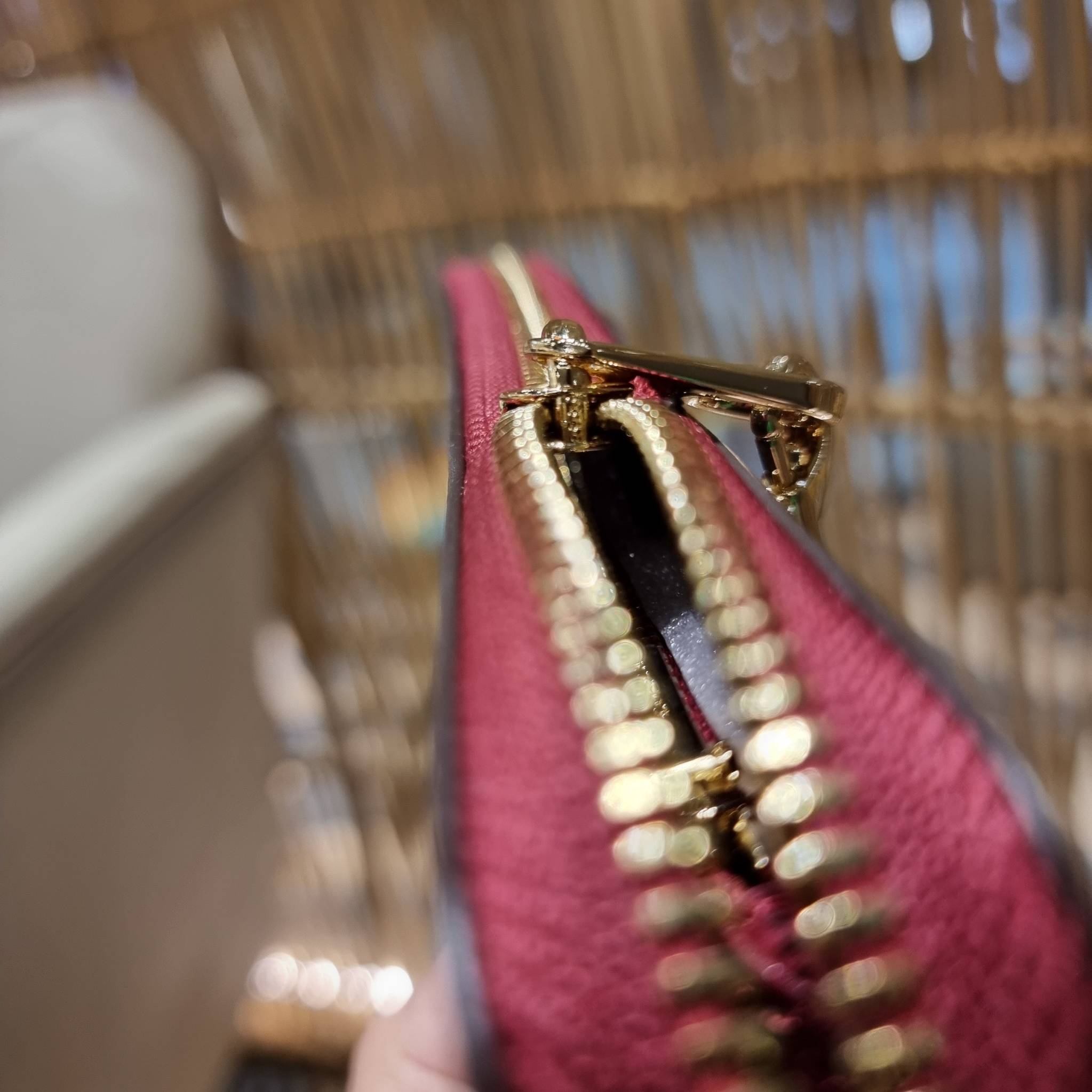 COACH C7410 LONG ZIP AROUND WALLET WITH ORNAMENT PRINT ความสวยต้องส่งต่อ!! คอลเลคชั่นใหม่ 2IN1 คุ้มค่าแบบที่สุด กระเป๋าสตางค์กึ่งคล้องมือ ดีไซน์ลวดลายสดใส น่ารักน่าใช้ คลาสสิคใช้ง่าย ไม่มีเบื่อ วัสดุหนังแคนวาสเคลือบลาย มาพร้อมสายคล้องมือ ถอดออกได้ ภายในใส