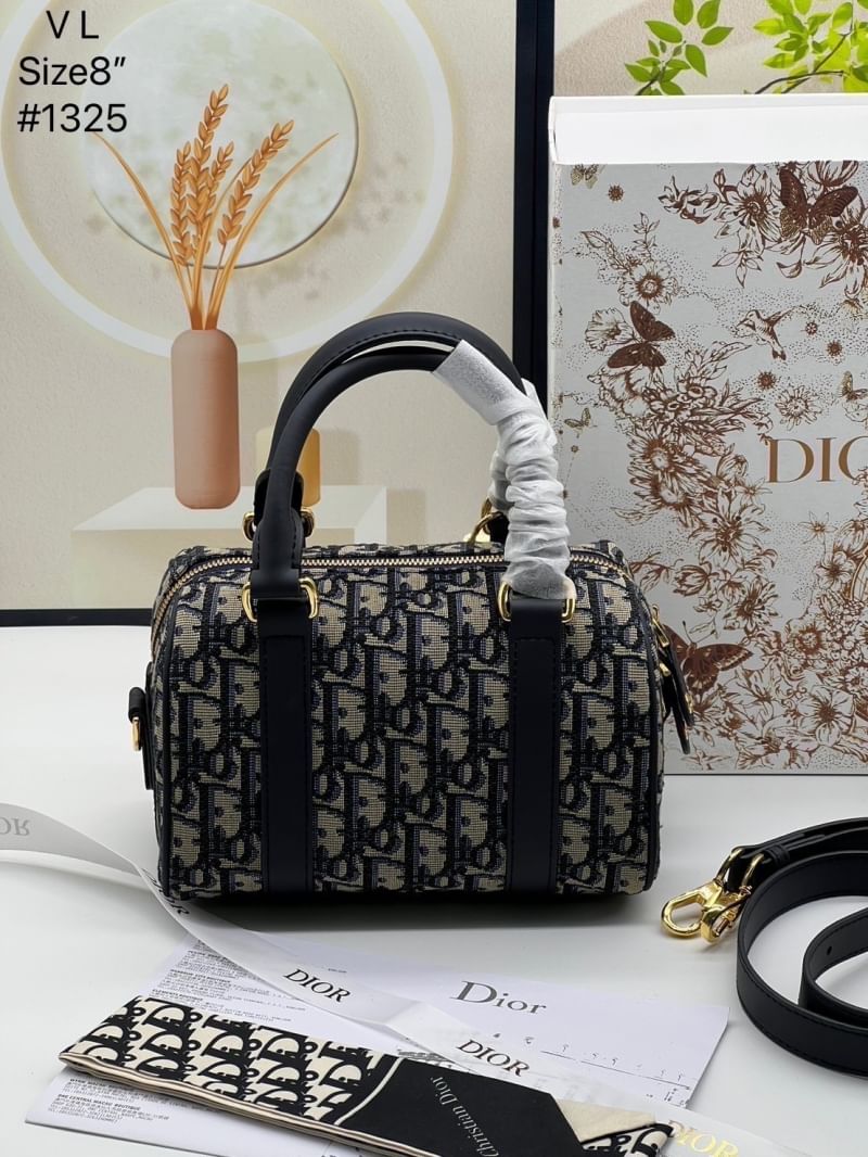 DIOR Groove 20 Bag Oblique Jacquard กระเป๋าสะพายทรงบอสตันทันสมัยและสง่างาม ใช้งานได้ทั้งแบบสะพายไหล่หรือสะพายแบบครอสบอดี้ เหมาะเป็นไอเทมคู่ใจในชีวิตประจำวัน