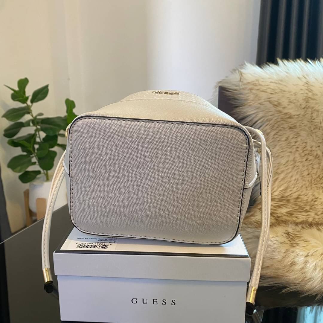 Guess Agata Bucket Handbag กระเป๋ารุ่นใหม่ล่าสุดทรงถังสุดน่ารัก พิมพ์ลายรอบใบ วัสดุ Saffiano PU คุณภาพดี นิ่ม น้ำหนักเบา ด้านหน้าประดับด้วยโลโก้แบรนด์สวยโดดเด่น เปิด-ปิดด้วยเชือกหนังใช้หูรูดปลายเชือกประดับอะไหล่ทองสะดวกใช้ ด้านในโล่งกว้างมีช่องเล็กสำหรับใ