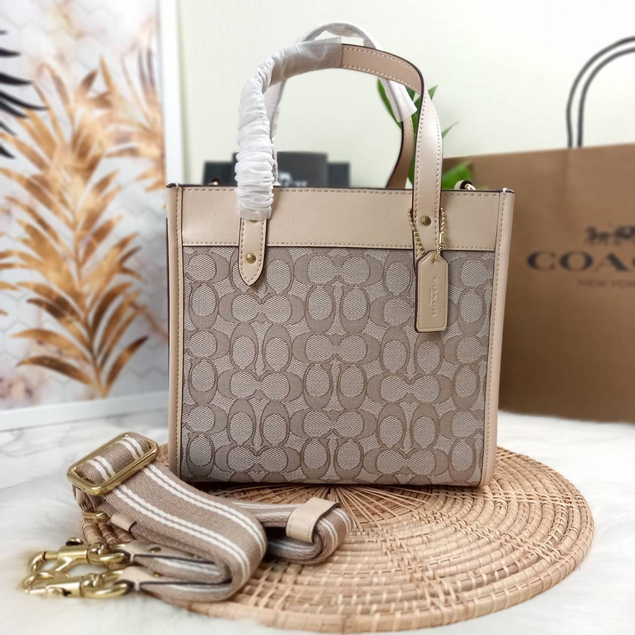 ใบนี้ ช่วยให้ชีวิตง่ายขึ้นเยอะเลย🌈🌺>>COACH FIELD TOTE 22 IN SIGNATURE JACQUARD(COACH C3865) 🍁กระเป๋าถือ สะพาย รุ่น Unisex ใช้ได้ทุกเพศวัย ขนาดเหมาะต่อการใช้งานในแต่ละวันมากๆ //วัสดุ jacquard ลาย signature ตกแต่งดีเทลด้วยหนังแ