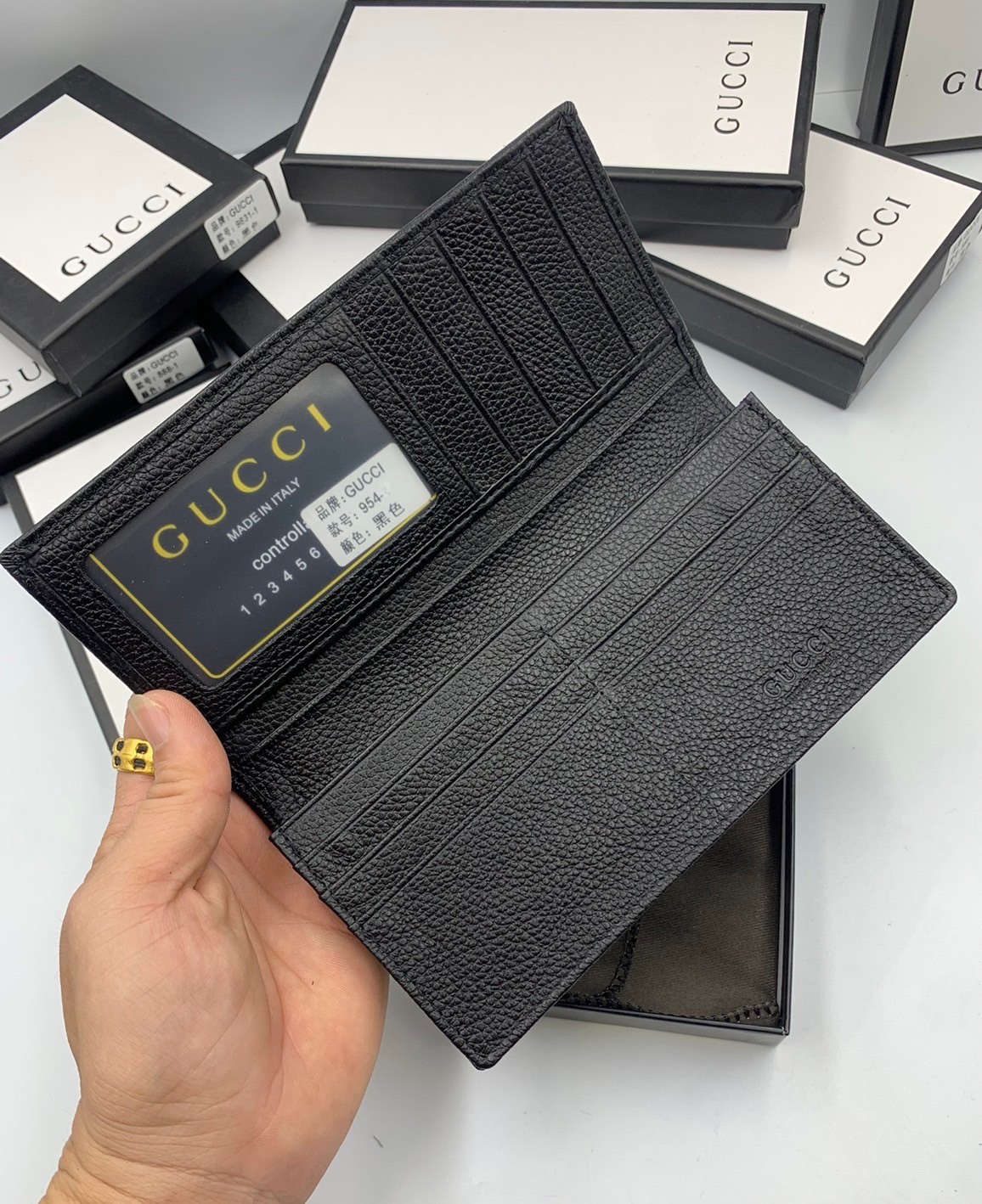 GUCCI MEN WALLET / GUCCI LONG WALLET / GUCCI WALLET กระเป๋าสตางค์ใบยาวผู้ชาย งานหนังแท้ ผสมผสานความสง่างามและคลาสสิกที่เข้ากับยุคสมัย ด้านหน้าโดดเด่นด้วยซิกเนเจอร์แบรนด์ เป็นอีกหนึ่งรุ่นที่ดาราเชเลปใช้กันเยอะมาก พร้อมส่งที่ไทย ภาพสินค้าถ่ายจากงานขายจริง ใ