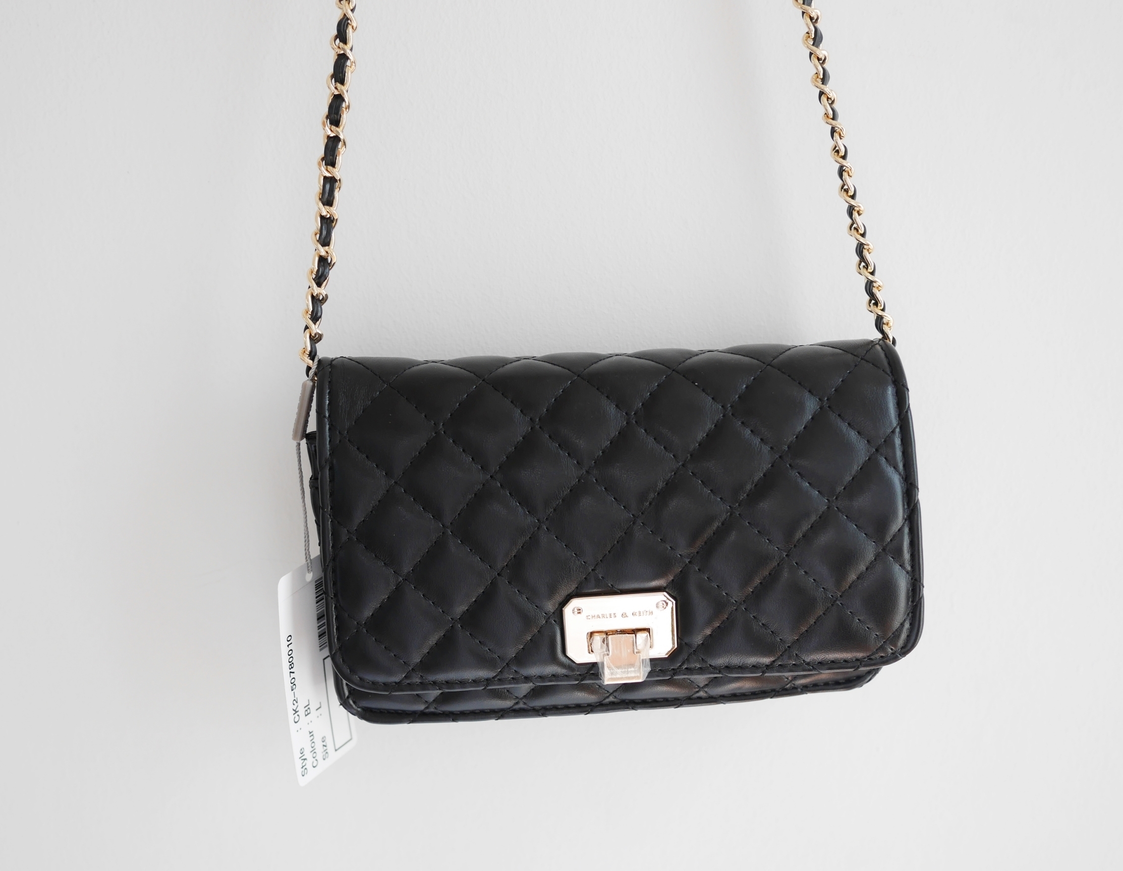 Charles & Keith Quilted Clutch (Black) กระเป๋าสะพายข้างใบเล็กกะทัดรัด วัสดุหนัง ดีไซน์ลายตาราง ปรับถือเป็น cluth ได้ มาพร้อมสายโซ่สลับหนังสวยหรู สไตล์ chanel เปิดปิดด้วยตัวล็อค ฝาเปิดด้านในมีช่องซิป เล็ก 1 ช่อง ใบนี้ mix&match ได้ทุกสไตล์การแต่งตัวค่ะ