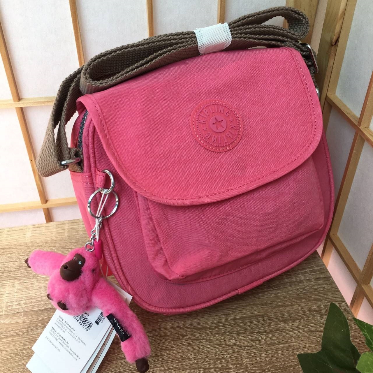 Kipling Nuria Shoulder Bag K10026 กระเป๋าสะพาย collection ตัวแพงของ Kipling ของแท้ จากโรงงาน OEM. วัสดุ 100% nylon รูปทรงสวย ขนาดกระทัดรัด สะพายคล่องตัว เปิดด้วยกระดุมแม่เหล็ก มีช่องกระเป๋าด้านหน้า ช่องซิปหลัก ด้านในโล่ง ซับในลายสวย มีช่องซิป และช่องใส่ขอ
