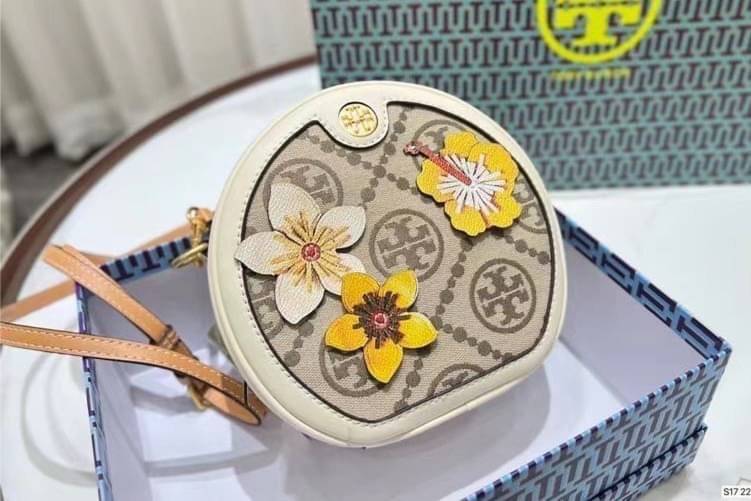 TORY BURCH MINI T MONOGRAM FLORAL BAG / Tory Burch crossbody Bag คอลเลคชั่นใหม่ พร้อมเสิร์ฟความสวยให้ถึงบ้าน!! กระเป๋าทรงยอดนิยม ไซส์มินิ ดีไซน์ใหม่ล่าสุด สไตล์งานคราฟ มีลูกเล่นประดับดอกไม้กับตัวกระเป๋า วัสดุผ้า jacquard ตัดสลับหนัง ภายในโล่งกว้าง ใส่ของส