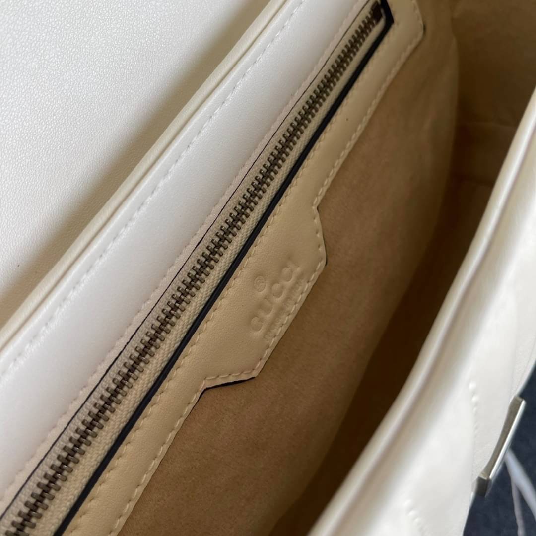 หนังแท้ 26cm GUCCI GG Marmont leather shoulder bag แบบใหม่ล่าสุด ราคานี้หนังแท้คือคุ้มมากเลยค่าสาวๆ ต้องจัดแล้วน้าา ยกระดับความหรูให้กับตัวเองกันหน่อย ด้วยกระเป๋ารุ่นนี้!! ครอสบอดี้ที่ดีไซน์หรู อัพเลเวล ในราคาที่จับต้องได้ พร้อมเสิร์ฟความสวยตรงถึงบ้านแล้ว