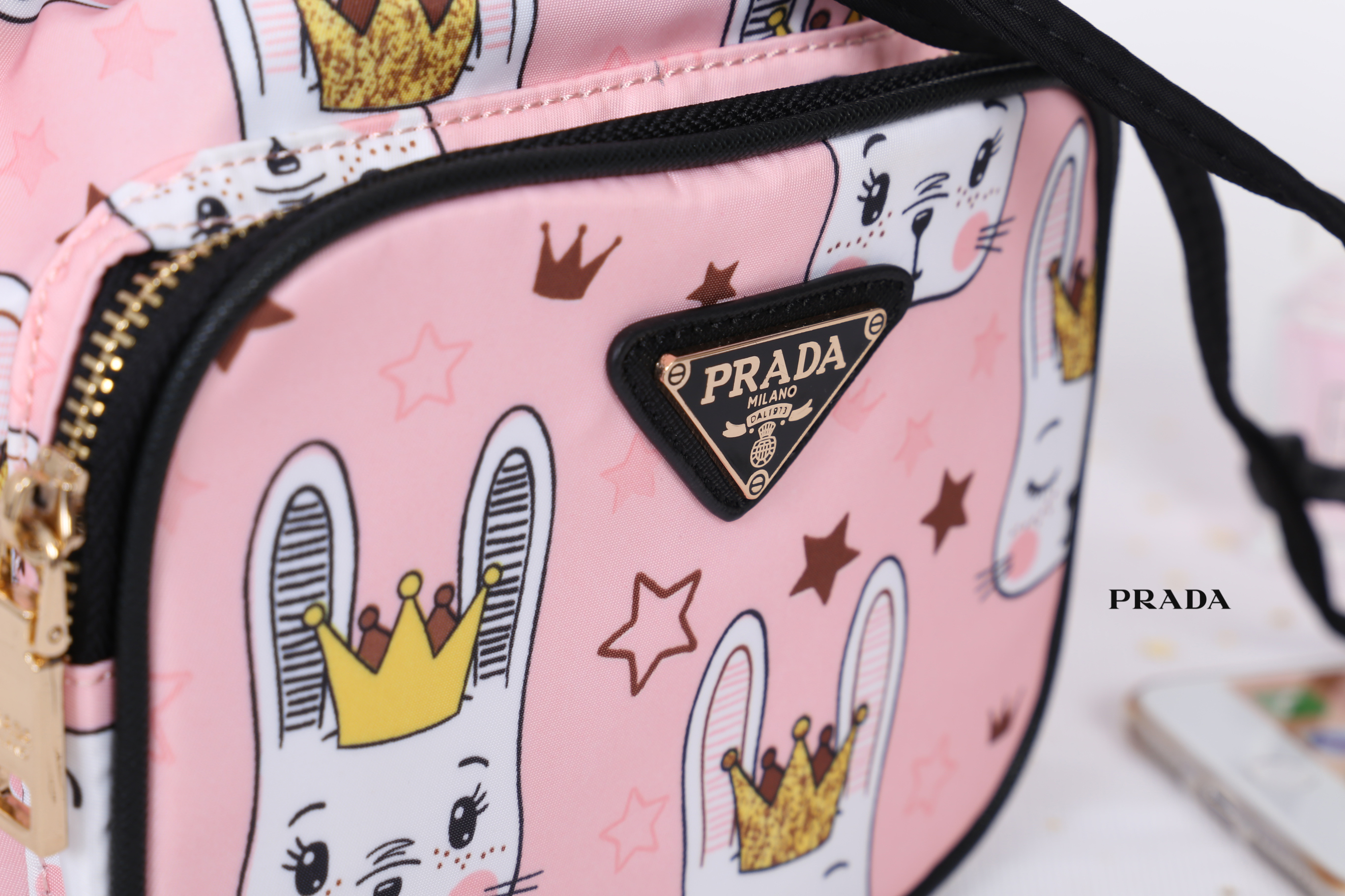 Prada bucket bag Premium gift New in! กระเป๋าถือหรือสามารถสะพายข้าง ทรงขนมจีบ สุดน่ารักดีไซน์ใหม่ super cute! วัสดุ nylon เนื้อหนา อะไหล่ทองด้านหน้ามีโลโก้แบรนด์ พร้อมช่องซิป กระเป๋า เปิดปิดแบบ drawstring ภายในกระเป๋าโล่ง ใส่ของได้จุ พร้อมสายยาวลาย saffia