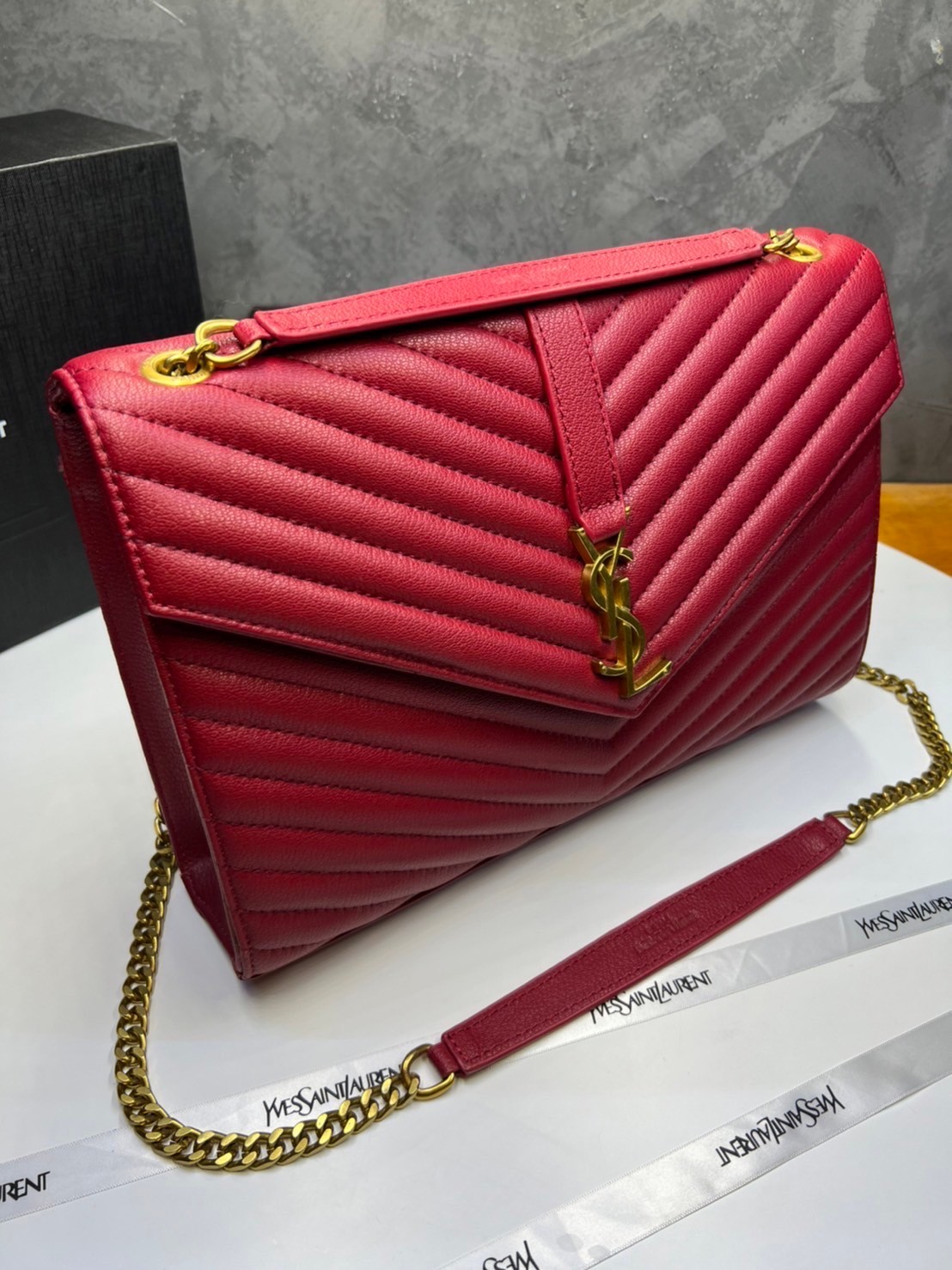 หนังแท้ YSL college large chain bag in quilted leather 30cm กระเป๋าสะพายใบใหญ่ ดีไซน์ทรงสวยหรู ตอบโจทย์ได้ทุกสไตล์ ภาพสินค้าถ่ายจากงานขายจริง ใช้งานต่างประเทศได้