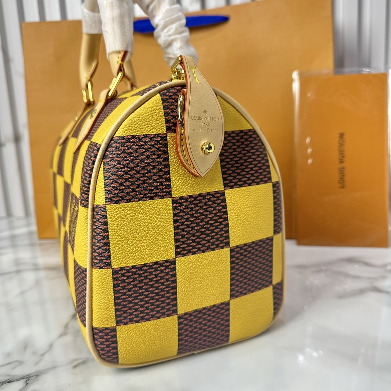 LV Speedy 25 Bandoulière Damier Pop กระเป๋าสะพายสปีดี้สีใหม่ Jaune Mat ราพุ่งไปแล้ว หลังจากตะลิชถือ รีบจับจองนะคะ ล็อทหน้าราคาอับแน่นอนเลยค่า