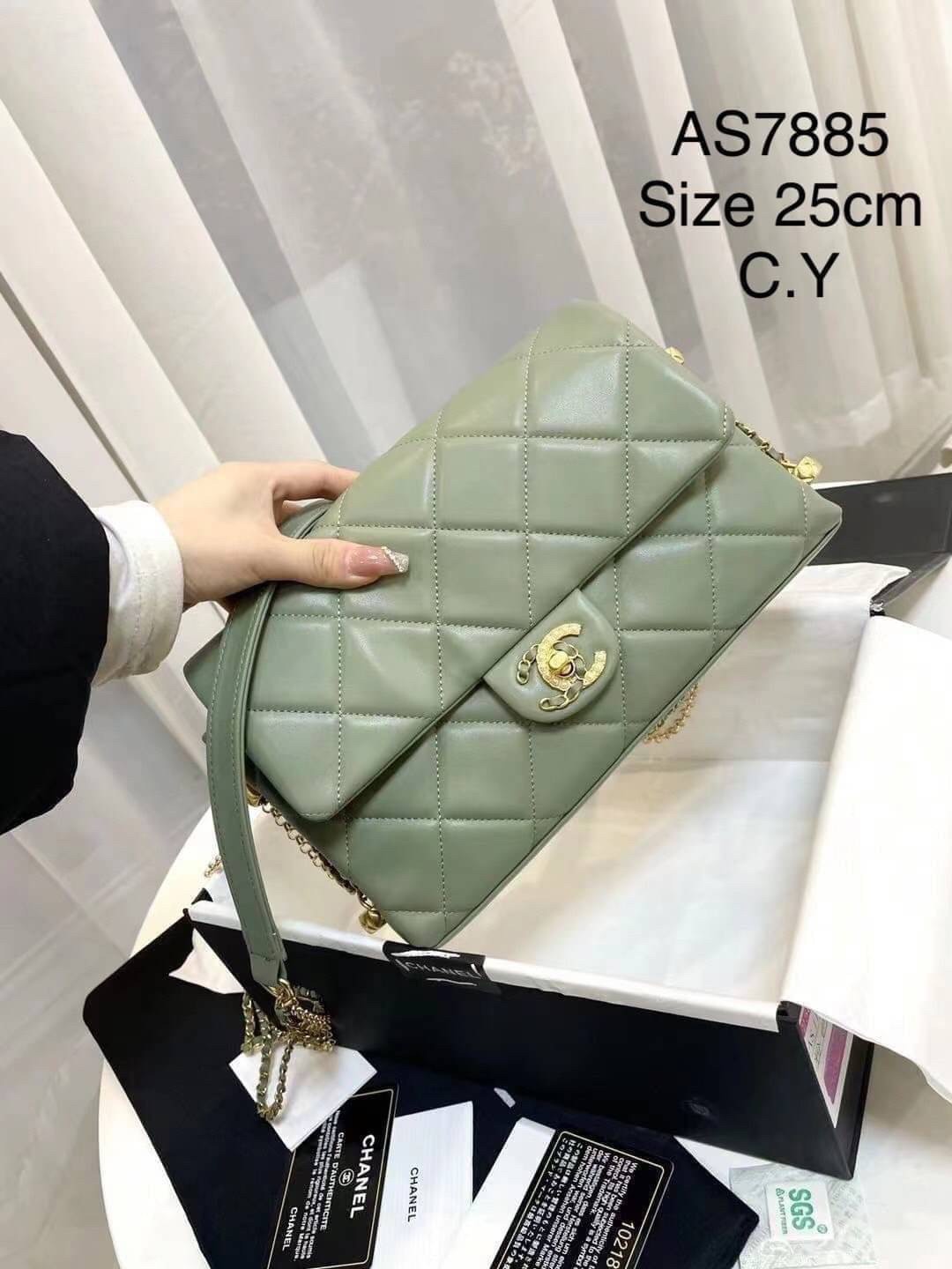 CHANEL flap pearl with chain พร้อมส่ง ที่สุดของความคลาสสิค อะไหล่ทองหรูหรา ด้านหน้าประดับโลโก้ฝังมุก หนังอย่างดี น้องมีความนิ่มสัมผัสแล้วหลงรักแน่นอนค่ะ