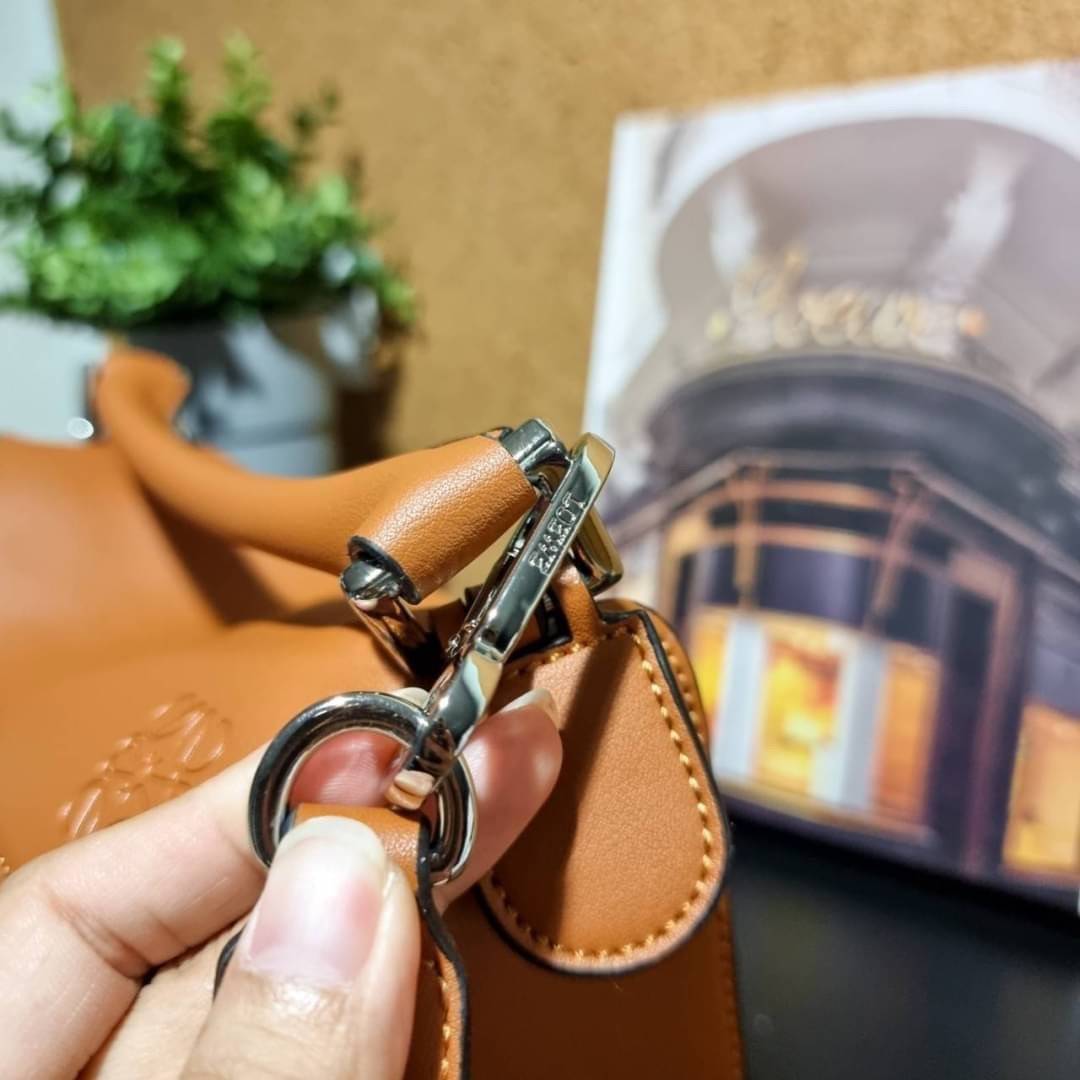 VIP 】LOEWE LA PALME PUZZLE BAG IN CLASSIC CALFSKIN คอลเลคชั่นใหม่!! กระเป๋าสะพายข้างทรงกล่อง สไตล์พัซเซิล ให้ฟีลลิ่งเหมือนตัวต่อ ดูดีได้ทุกที่แค่มีใบนี้ รอบนี้ดีไซน์พริ้นท์ลายต้นปาล์มเก๋ๆ ซัมเมอร์ยังต้องมา วัสดุหนังวัวฟอกสี เปิดใช้งานด้วยซิป ที่ภายในโล่งพ