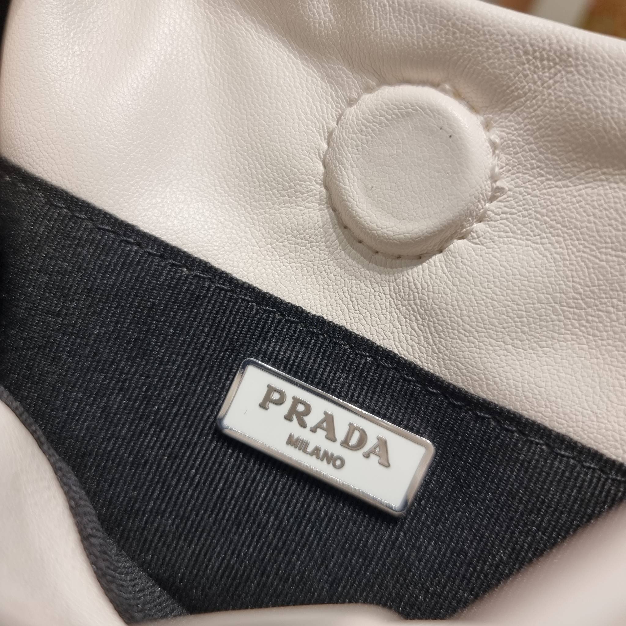 PRADA Small padded Soft nappa-leather bag พร้อมส่ง 4 สี น้องใหม่ล่าสุด กับคอลเลคชั่นที่ทำออกมาตอบโจทย์ได้ทุกไลฟ์สไตล์