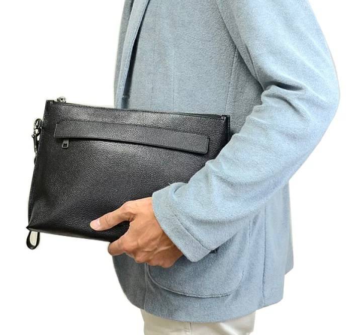 COACH CARRYALL POUCH WITH CAMO PRINT ((29127)) พร้อมส่งค่ะ! กระเป๋าคล้องมือแบบคลัท หนังแท้ หนังนิ่มลายทหารสวยค่ะ;สารมารถใส่ i pad;Tablet (บางรุ่น) ได้ค่ะ; มีช่องเล็กใส่ของจุกจิกสิงช่อง;ซิปซ่อนด้านหน้าหนึ่งช่อง พร้อมสายคล้องมือถอดออกได้หนึ่งสาย