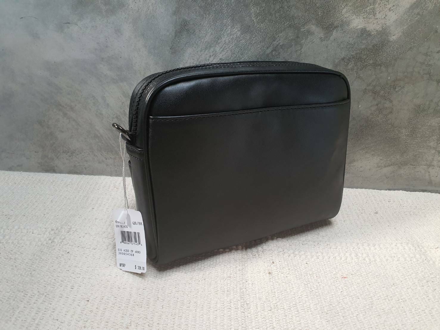 COACH Academy Sport Crossbody Bag กระเป๋าสะพาย crossbody สำหรับคุณผู้ชาย วัสดุหนัง ขนาดกำลังดี แบ่งช่องใช้งานเป็นสัดส่วน ทั้งภายนอก และภายใน ใส่ wallet ยาว mini iPad และของใช้ได้จุ กเานหลังมีอีก 1 ช่อง พร้อมสายสะพายยาว style sport ปรับได้ค่ะ