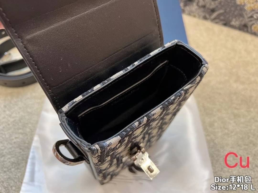 Dior Vertical Pouch | Mens Dior Pouches กระเป๋าสะพายทรงพอชผู้ชาย รุ่นใหม่ ทรงใช้งานง่าย สะดวก กะทัดรัด ภาพถ่ายจากงานขายจริง ใช้งานต่างประเทศได้