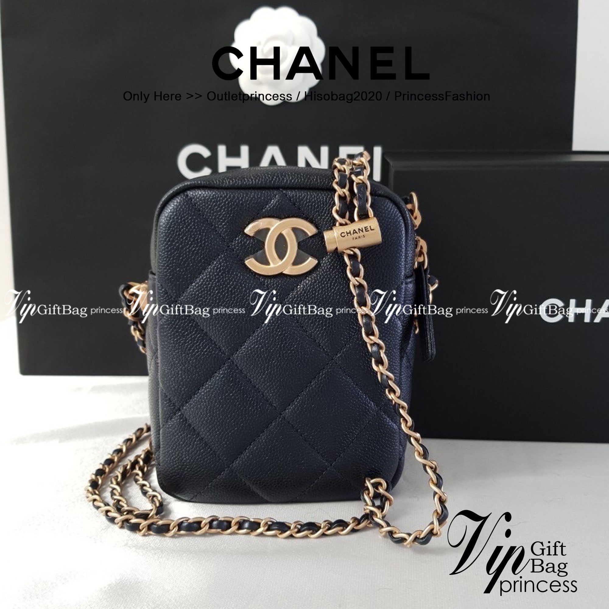 หนังแท้ Chanel Vertical / Chanel Black Caviar Grained Calfskin Vertical Camera Bag พร้อมส่งที่ไทย กระเป๋าสะพายข้างหนังแท้ฟูขึ้นทรงสวย เกรดหนังดีที่สุดยิ่งใช้นานหนังยิ่งสวย มาในดีไซน์คลาสสิคเรียบหรูเข้ากับทุกลุ๊คแบบไม่มีเอ้าท์ ไอเท็มนี้แนะนำสวยน่าใช้ ไม่คว