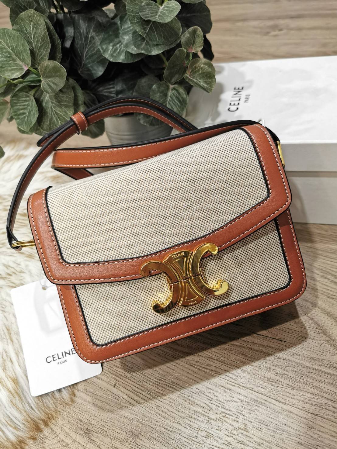 CELINE TRIOMPHE CROSSBODY BAG VIP GIFT WITH PURCHASE-GWP พรีเมี่ยมกิ๊ฟ Limited Edition จาก CELINE PERFUME DUTY FREE COUNTER วัสดุ TRIOMPHE CANVAS & LEATHER ทรงเหลี่ยมหนังสวยหรูอยู่ทรงเปิดปิดด้วยฝาปิดโลโก้แบรนด์อะไหล่ทอง