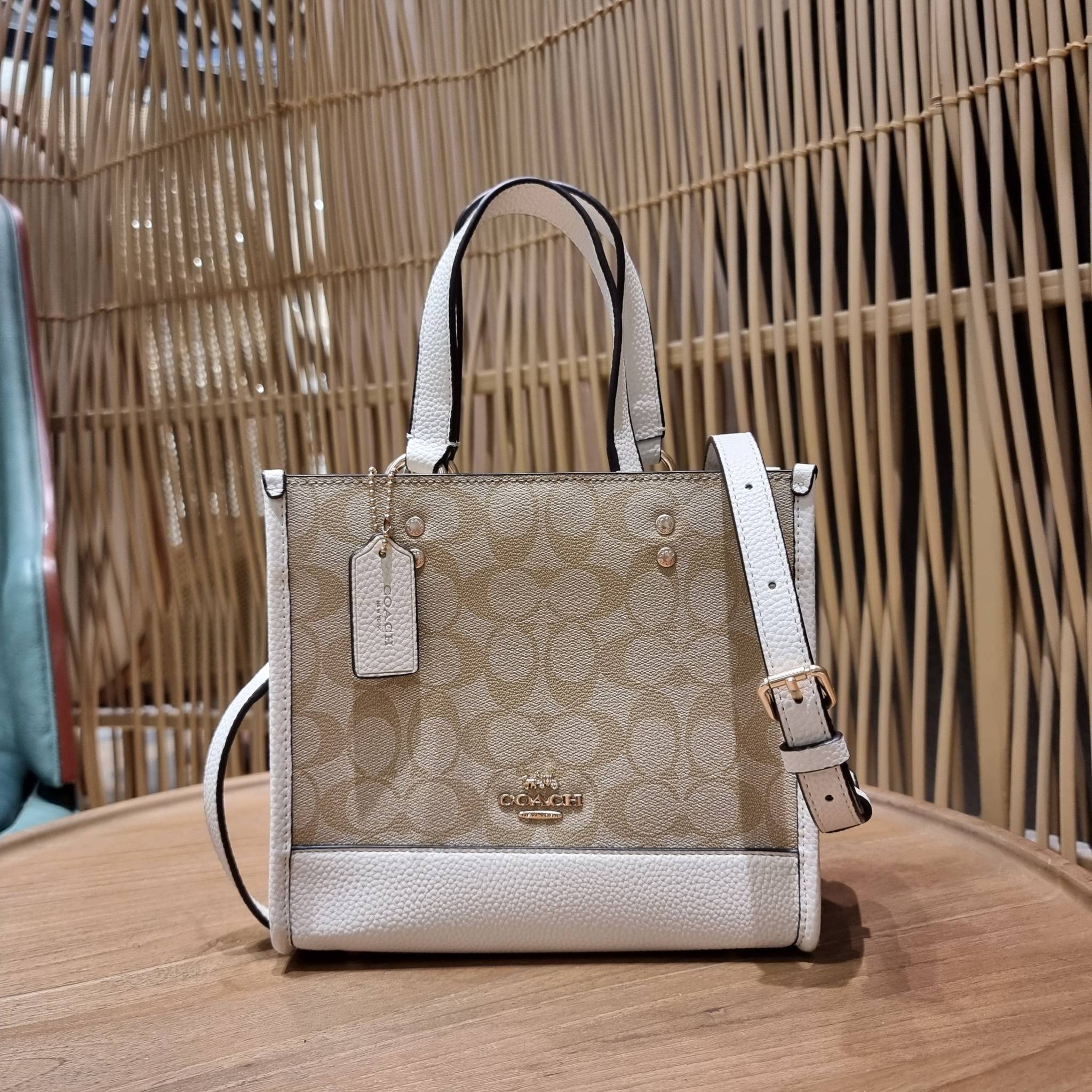 OUTLET 】COACH C5122 DEMPSEY TOTE 22 IN SIGNATURE CANVAS แรงดี กระหน่ำยอดสั่งซื้อมากจ้าแม่!! กระเป๋าทรงโท้ท 22 ที่ขนาดน่ารักน่าใช้มากๆ สาวๆถูกอกถูกใจกันนับไม่ถ้วน!! ฟังก์ชั่นการใช้งานสะดวกที่สุด มีทั้งสายคล้องในตัว และสายครอสบอดี้ ดีไซน์คลาสสิคเรียบหรู วัส