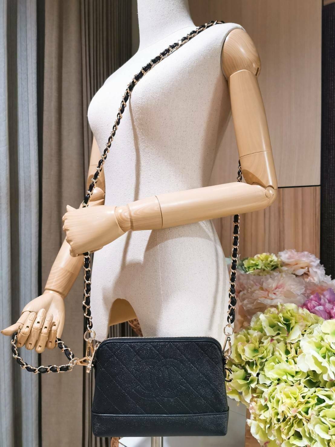 CHANEL Caviar Wristlet Crossbody Bag / Chanel Shoulder Bag With Chain กระเป๋าหนังลายเวียร์ปั๊มโลโก้แบรนด์ด้านหน้าสวยหรูดูแพง มาพร้อมจี้โลโก้แบรนด์ห้อยสีทองเก๋ๆน่ารัก