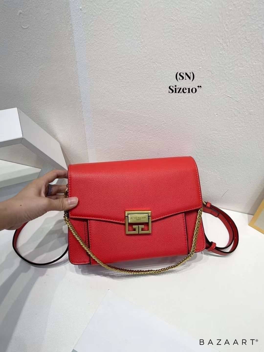 Givenchy GV3 Small Leather 25cm รุ่นยอดนิยม กระเป๋าสะพายหนัง เปิดหน้า อะไหล่ทอง งานสวยเป๊ะอะไหล่ปั้มทุกจุดสวยหรู ดูเป็นคนมีเทสดีเลยค่าา ดีไซน์คือสวยมีคลาส มีระดับสุดๆ พร้อมสายโซ่อะไหล่ทอง ละมุนตามากค่าา