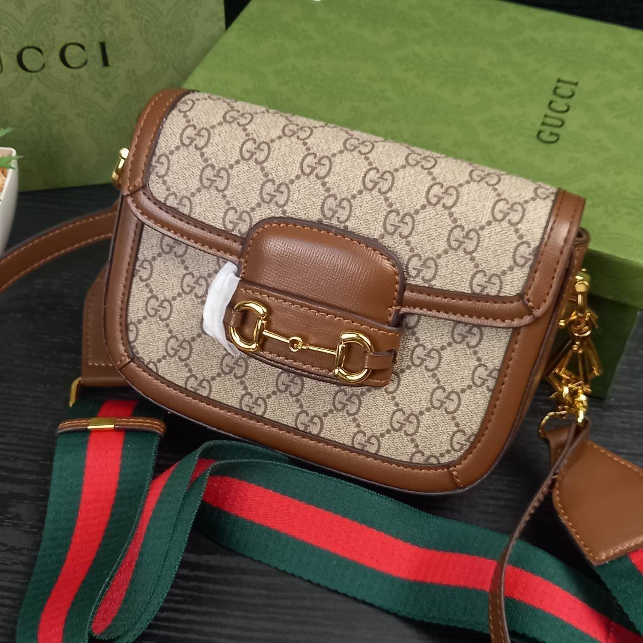 GUCCI HORSEBIT 1955 MINI BAG กระเป๋า crossbody รุ่นฮิต สุดหรูหรา คลาสสิค จุของสำคัญได้เยอะ มาพร้อมสายสะพายยาว 2 เส้น สามารถ ปรับระดับได้ ถอดออกได้ รุ่นนี้ใช้งานดีมาก บอกต่อกันถึงที่สุด ใช้ได้ทุกโอกาส เป็นอีกรุ่นที่โดดเด่นมากๆ