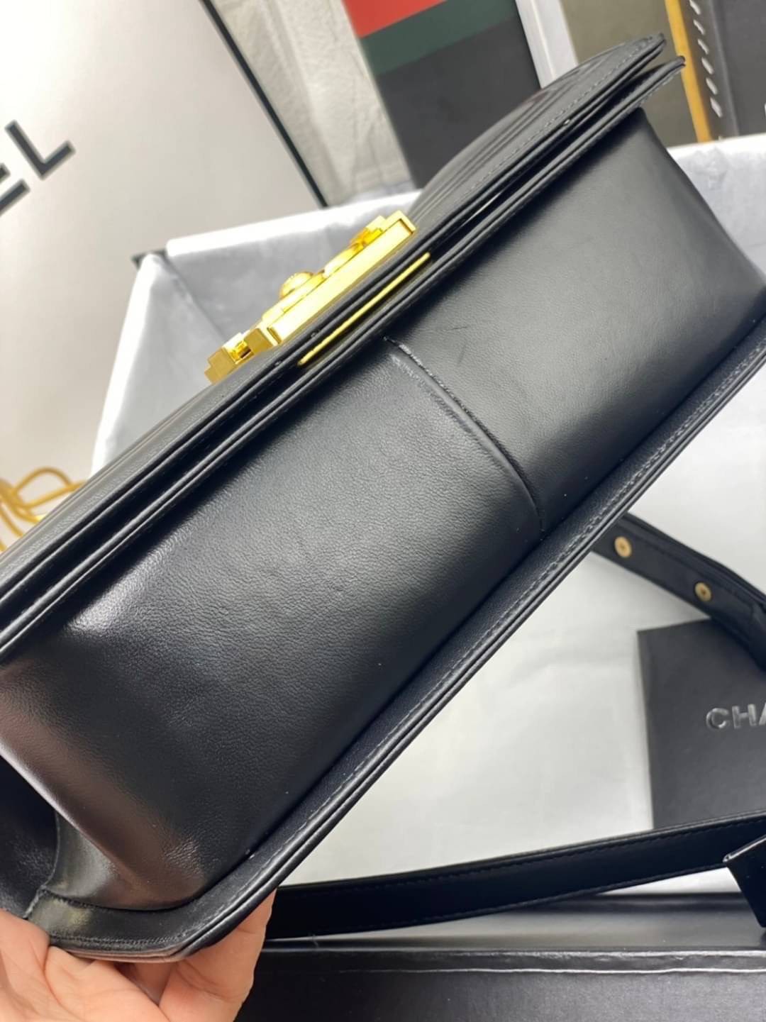 หนังแท้ CHANEL BOY 10" หนังเรียบ อะไหล่เงิน/ทอง พร้อมส่งที่ไทย หนังลูกวัวแท้ อะไหล่โลหะสีรูทีเนียม สวยคลาสสิกทุกยุคสมัย เกรดออริจินอล 1:1 ภาพสินค้าถ่ายจากงานขายจริง ใช้งานต่างประเทศได้